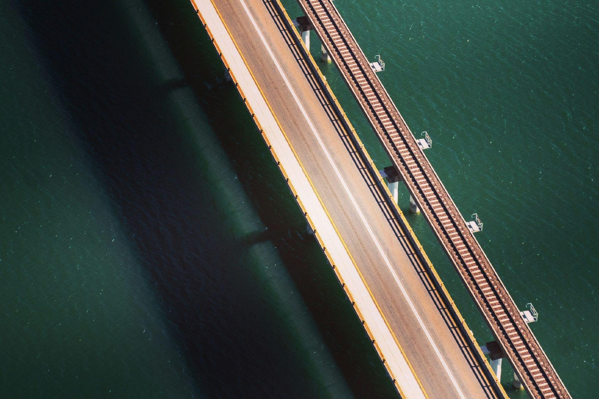 Un puente mostrando la estructura y el paisaje circundante.