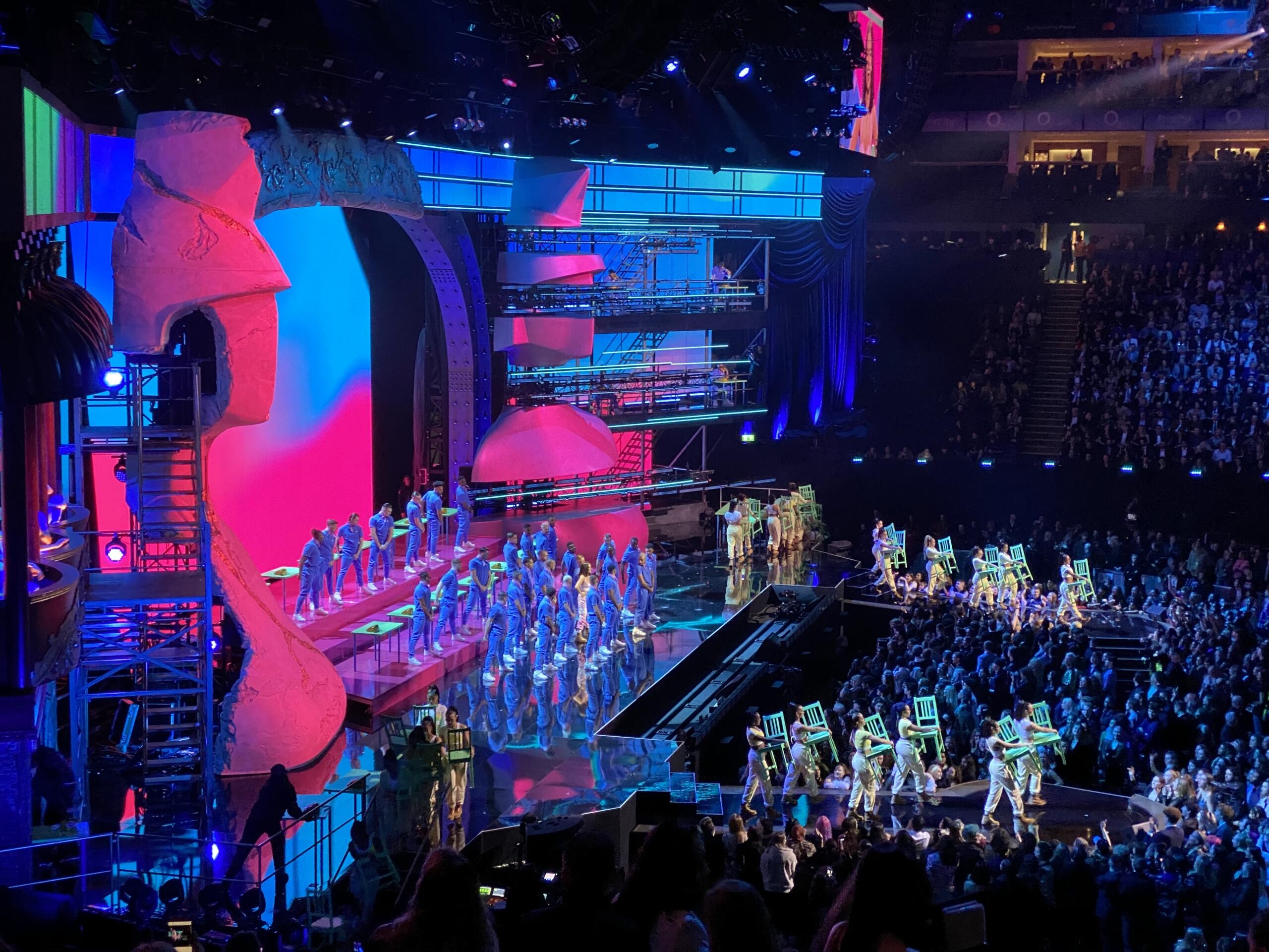 el escenario de los brit con un gran espectáculo musical en vivo, con un escenario colorido y una puesta en escena muy elaborada.
