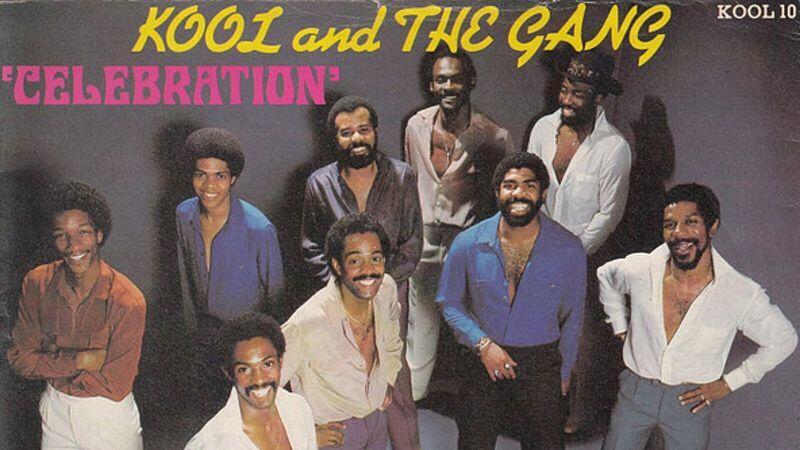 Portada del álbum «Celebrate» de Kool & the Gang, en la que aparecen tres mujeres vestidas al estilo de los años 80. Están situadas sobre un fondo colorido y abstracto con tonos vibrantes.
