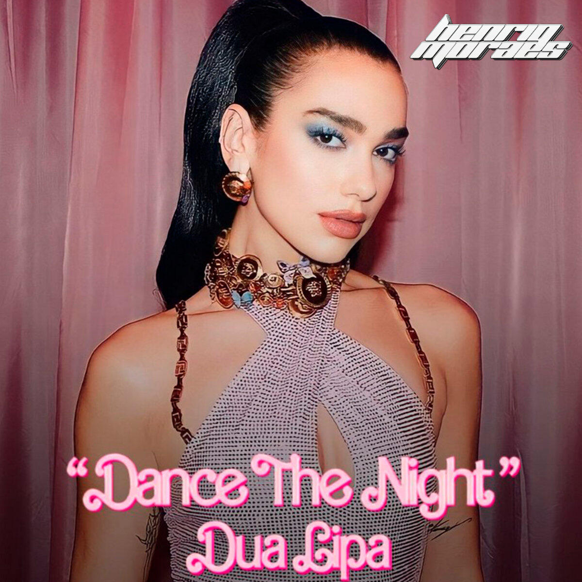 Una mujer con maquillaje atrevido y cabello liso posa frente a una cortina rosa con un top con pedrería y un collar grueso. El texto dice «Dance The Night» y «Dua Lipa».