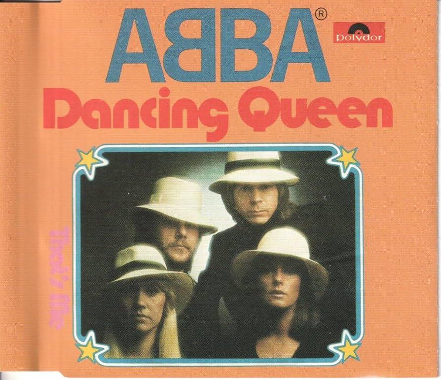 Portada del álbum «Dancing Queen» de ABBA. Muestra a los cuatro miembros con expresiones serias y sombreros blancos sobre un fondo oscuro, rodeados de estrellas. Diseño retro de los años 70.