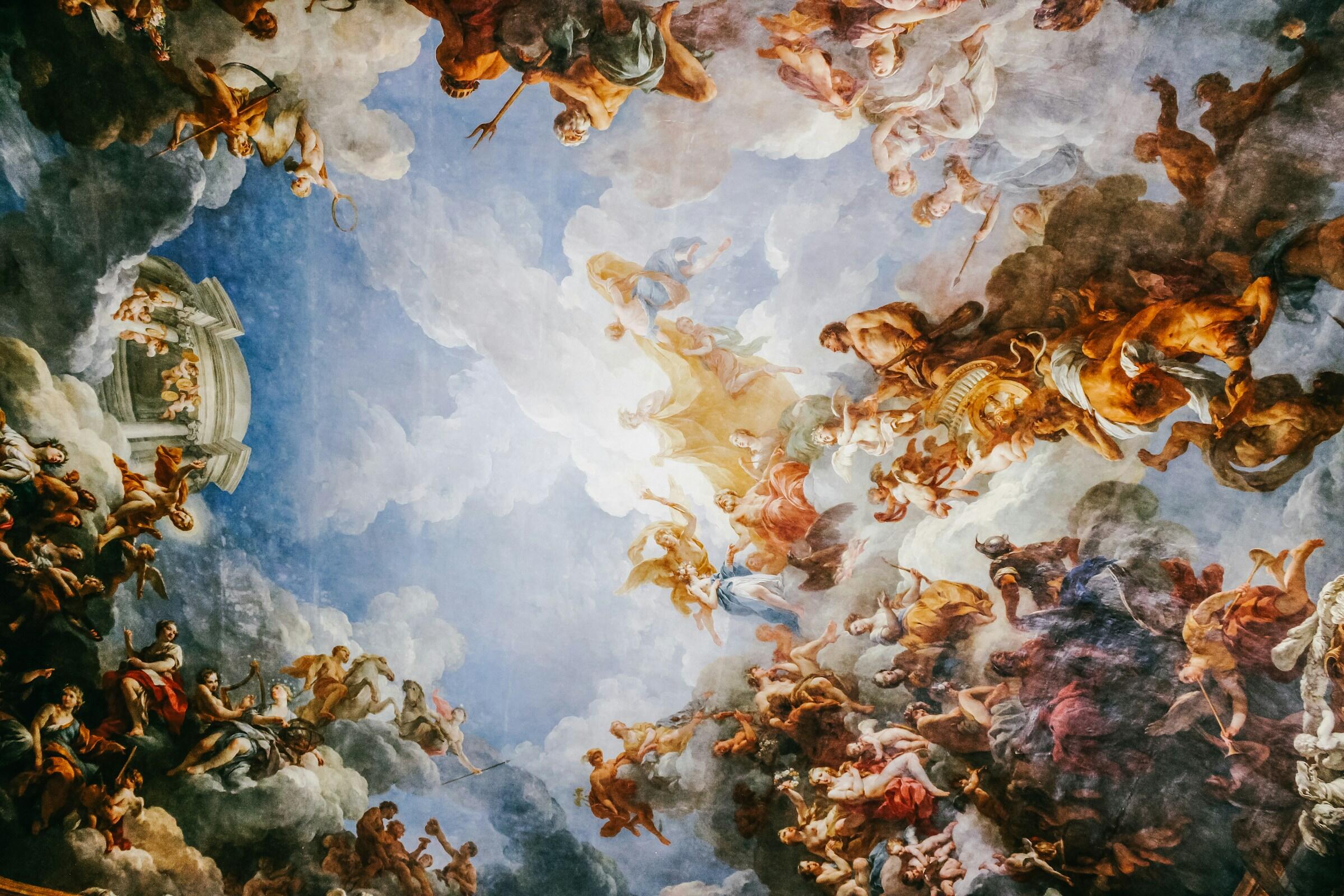 Un vibrante mural en el techo que representa una escena celestial con figuras míticas, nubes arremolinadas y composiciones dinámicas en colores vivos.