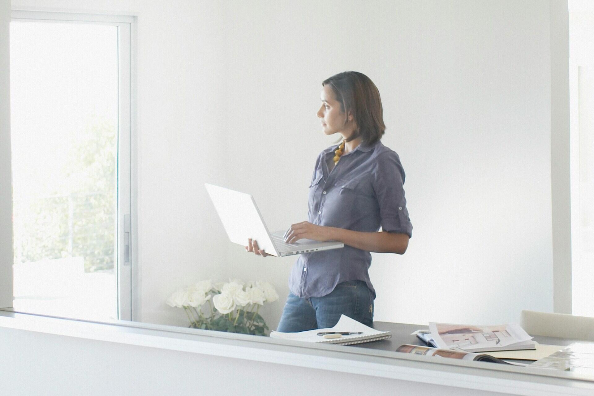 Mujer trabajando con un ordenador portátil.