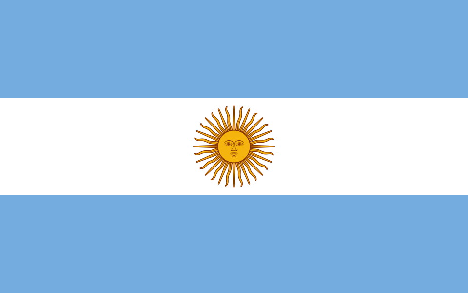 La imagen muestra la bandera de Argentina, compuesta por tres franjas horizontales: azul claro, blanca y azul claro. En la franja blanca se encuentra, en el centro, un sol dorado con una cara.
