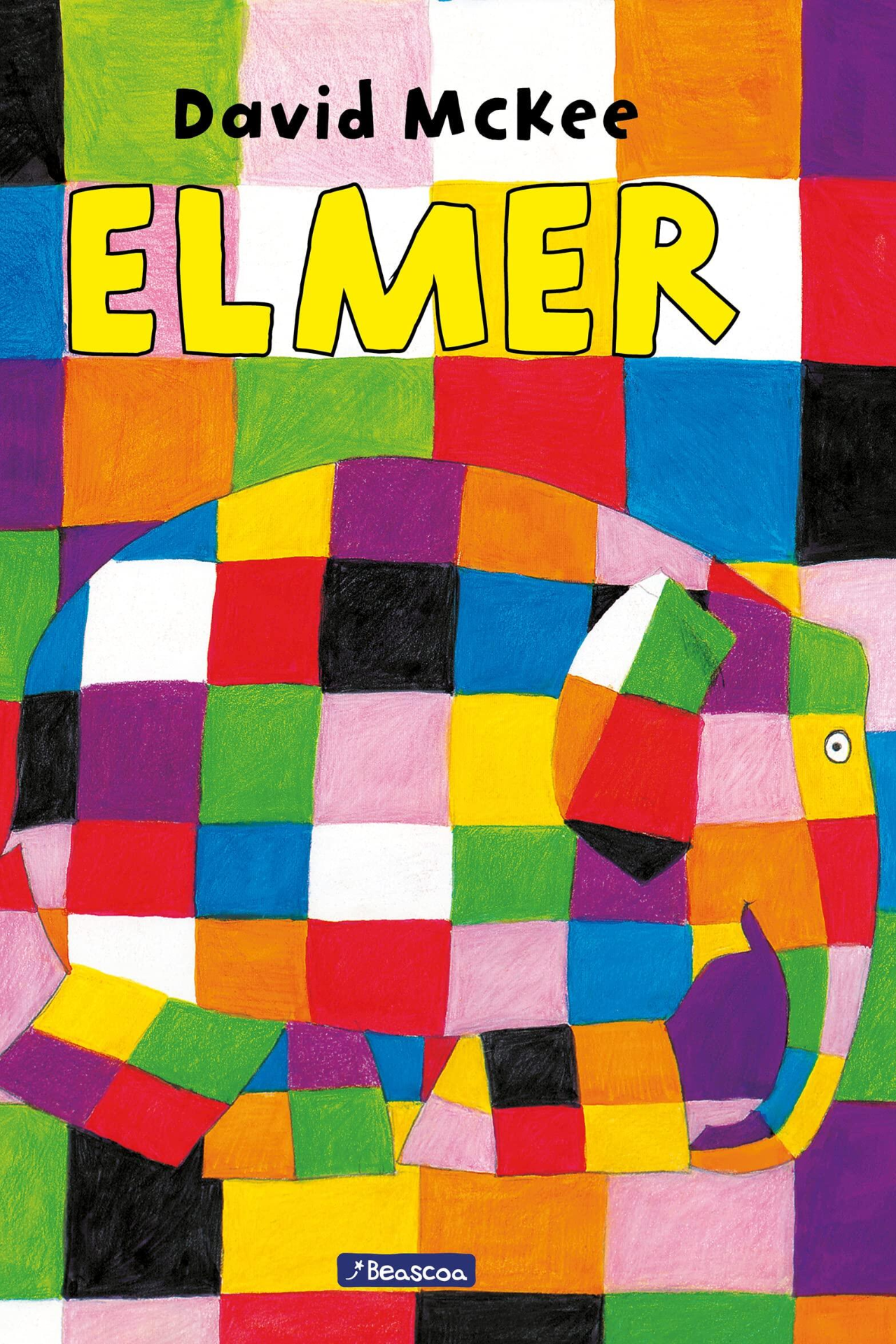 Elefante de colores con diseño patchwork en la portada del libro titulado «Elmer», de David McKee. El fondo y el elefante están compuestos por cuadrados multicolores de colores vivos.