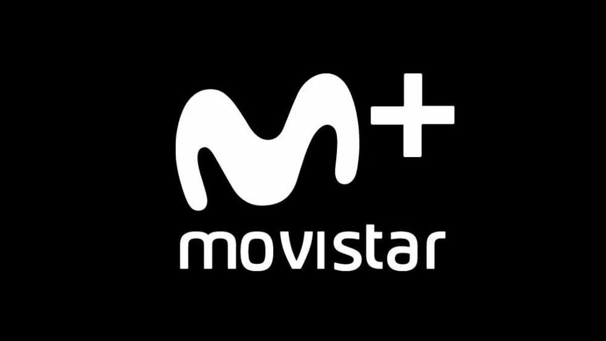 Logotipo blanco de Movistar Plus sobre fondo negro, con una «M» estilizada junto a un signo más y el texto «movistar», que transmite un diseño moderno y limpio.