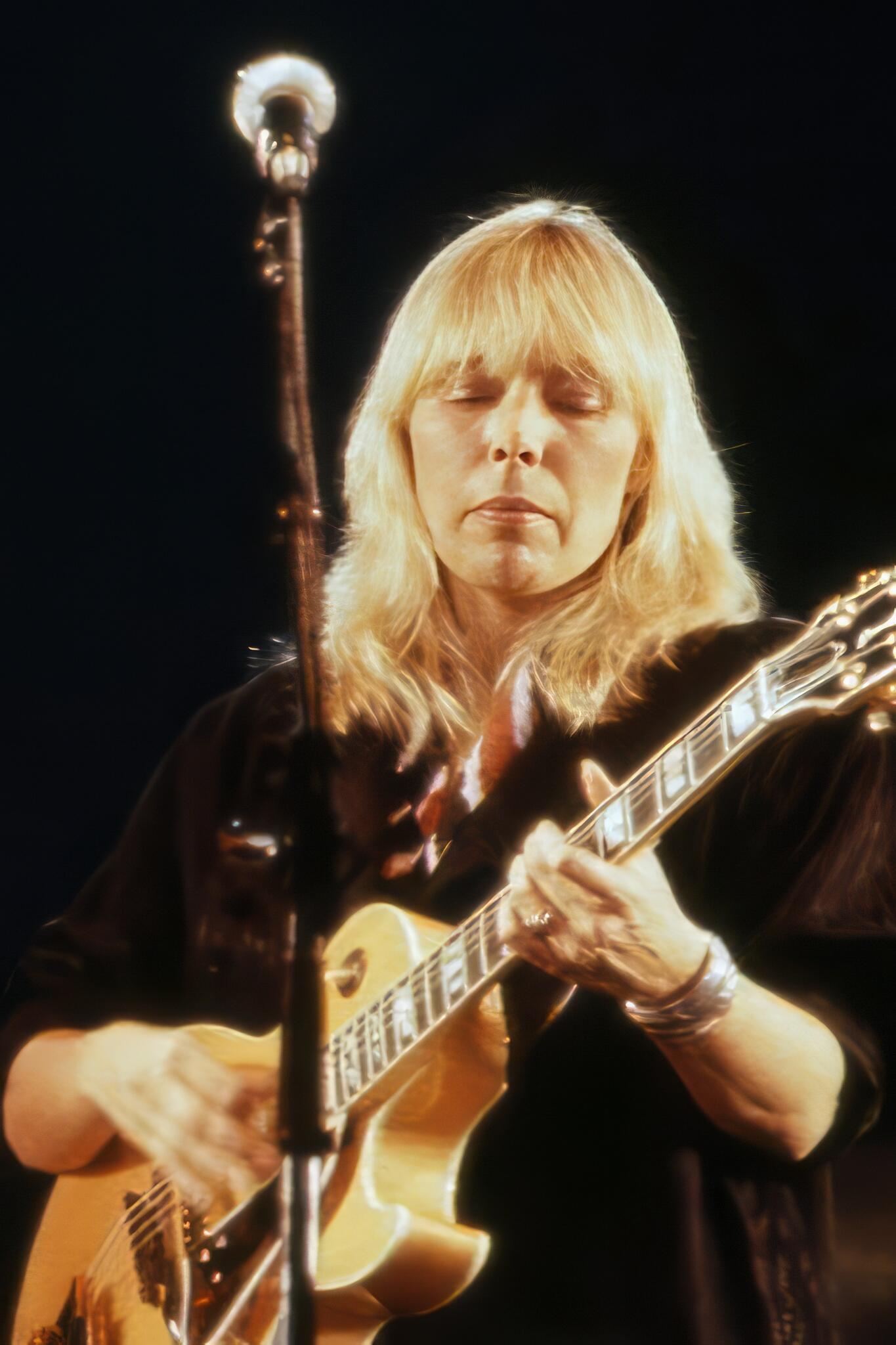Joni Mitchell tocando la guitarra