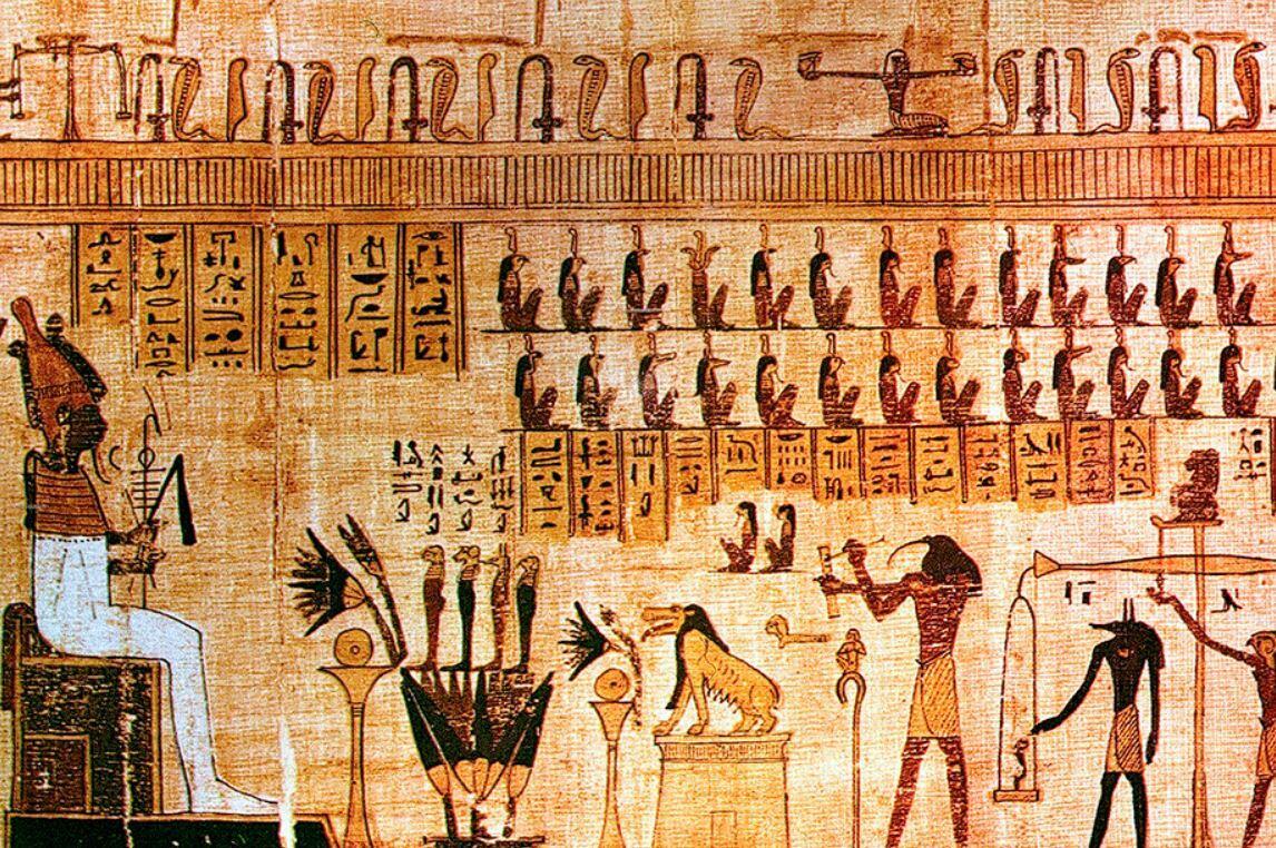 Ilustración en papiro del Antiguo Egipto que muestra a deidades sentadas, jeroglíficos y animales simbólicos. La escena transmite una atmósfera ceremonial y mística.