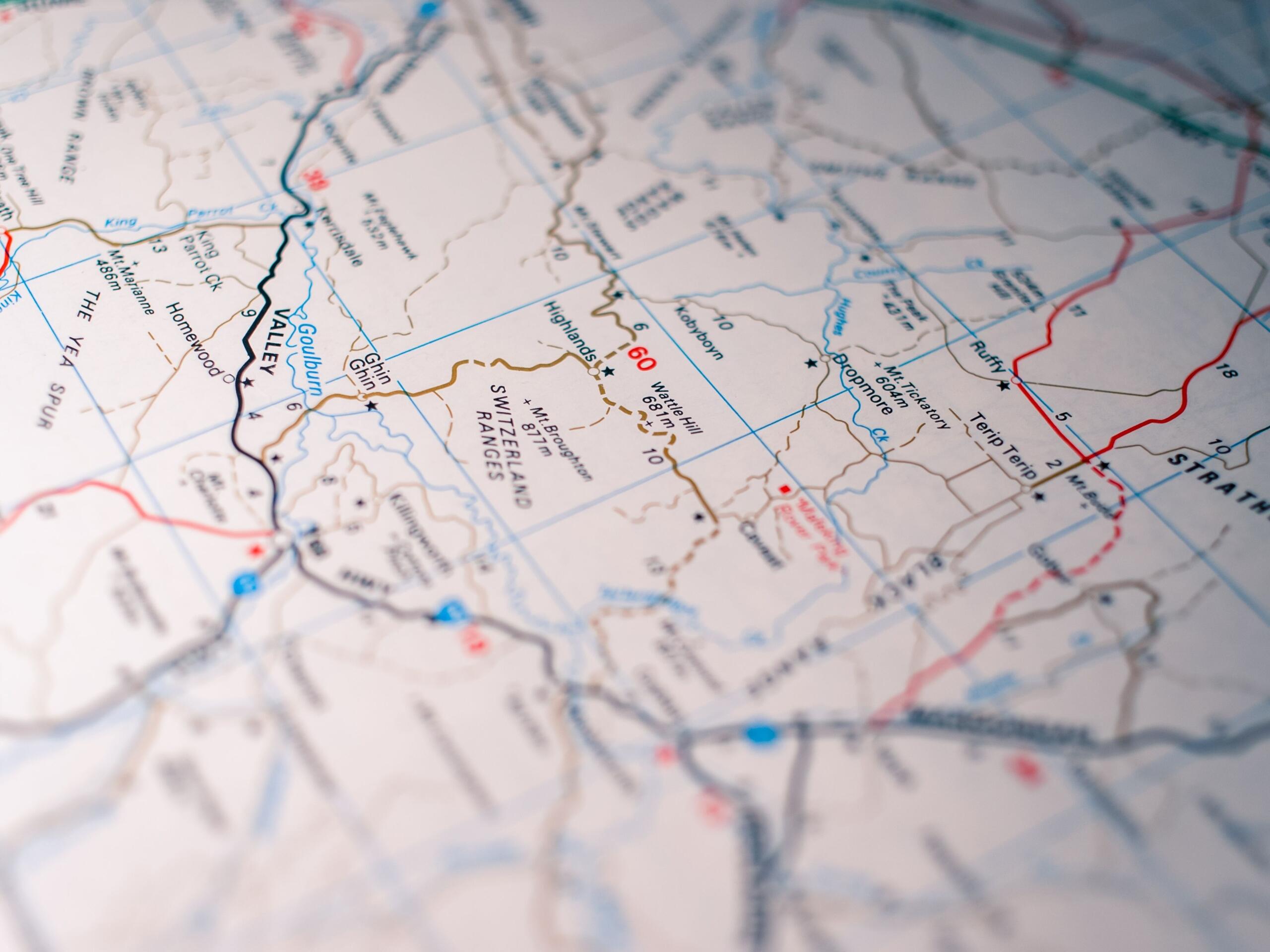 Primer plano de un mapa detallado en el que se muestran las Swiss Ranges, el valle de Goulburn y las carreteras y accidentes geográficos de los alrededores.