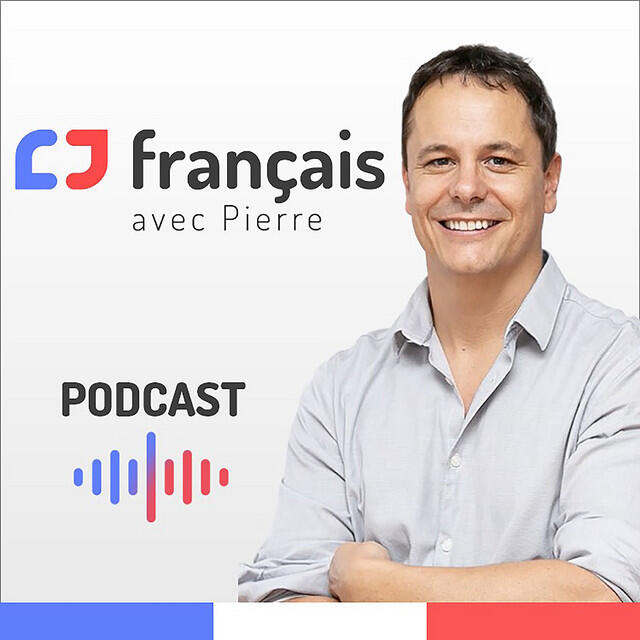 Un hombre sonriente delante de un logotipo con el texto «français avec Pierre». Debajo aparecen la palabra «PODCAST» y unos gráficos de ondas de audio en azul y rojo.