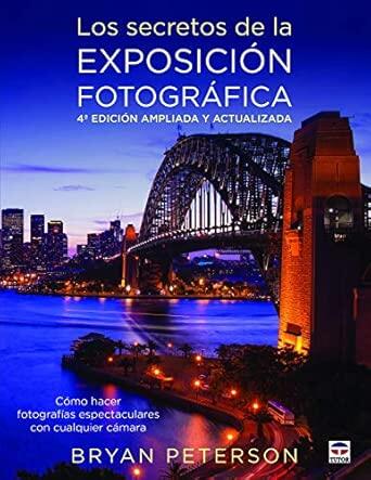 Portada de un libro en la que aparecen un paisaje urbano nocturno y un puente, titulada «Los secretos de la exposición fotográfica», de Bryan Peterson.