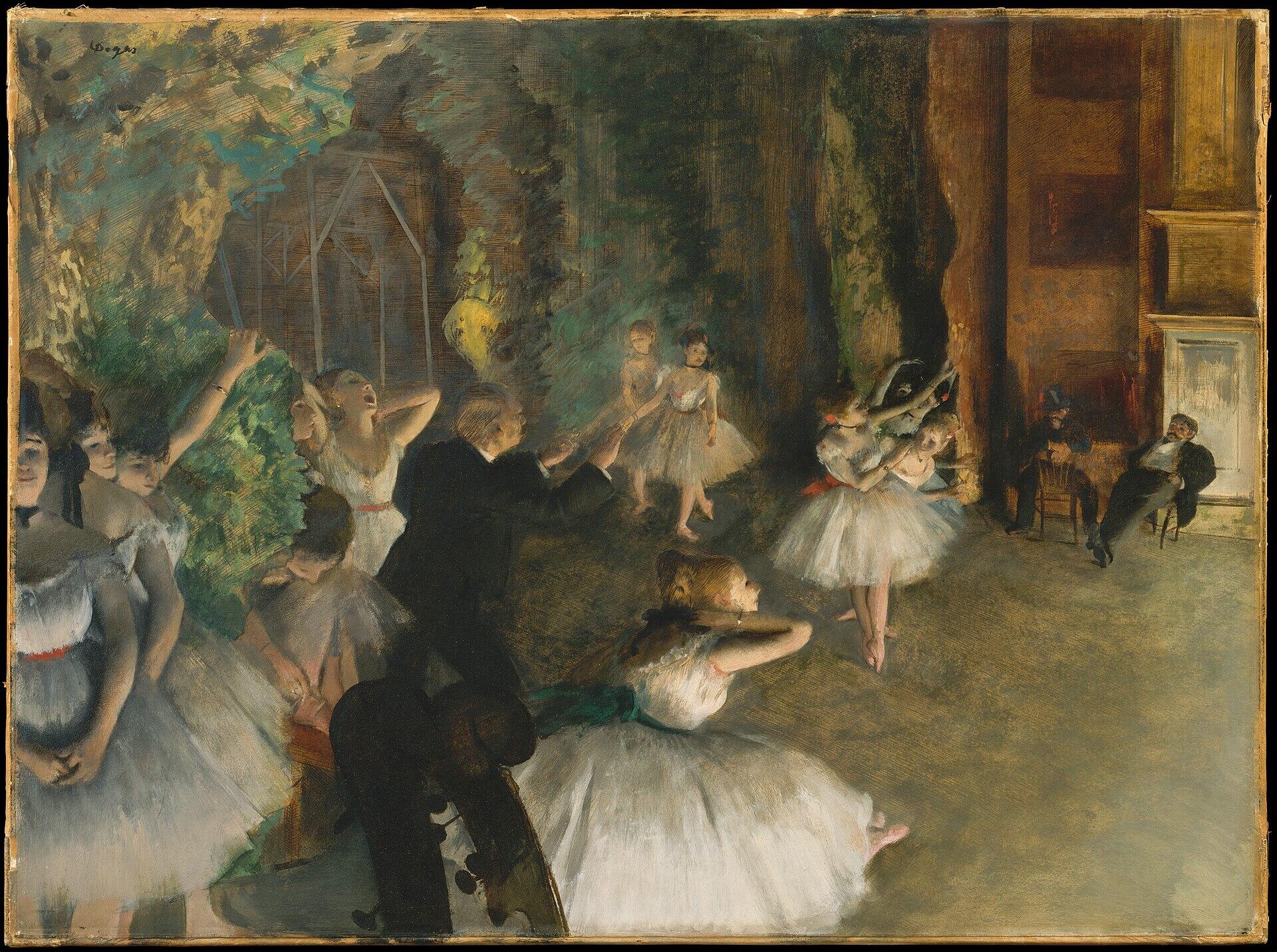 Pintura impresionista de Edgar Degas que representa un ensayo de ballet clásico en un escenario teatral. Muestra a varias bailarinas vestidas con tutús blancos realizando estiramientos y posturas, mientras un maestro de danza dirige la práctica y varios espectadores observan desde un lateral, ideal para ilustrar la historia del ballet.