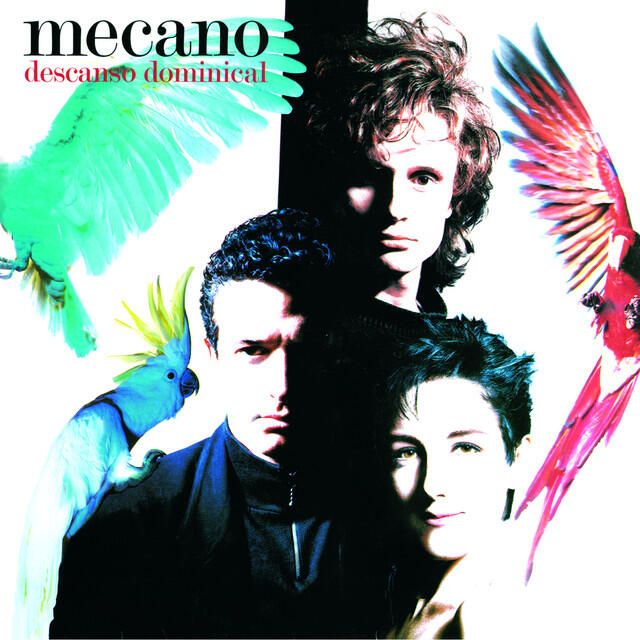 Portada del álbum «Descanso Dominical» de Mecano. En ella aparecen tres personas con una iluminación dramática y coloridos loros, lo que crea un ambiente vibrante y dinámico.