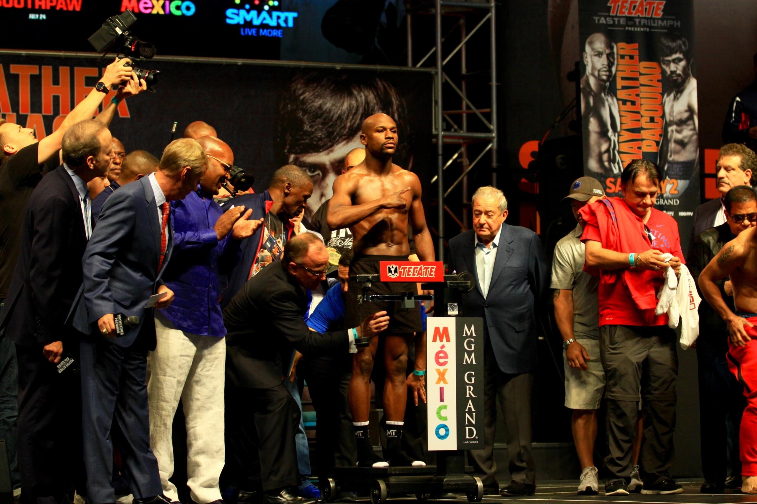 El boxeador Floyd Mayweather Jr. posa sin camiseta sobre una báscula durante la sesión de pesaje previa a su combate contra Manny Pacquiao.