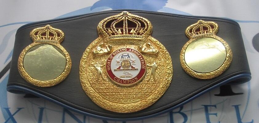 Cinturón de campeón negro con placas y coronas doradas, en cuyo centro figura el emblema de la Asociación Mundial de Boxeo (WBA).