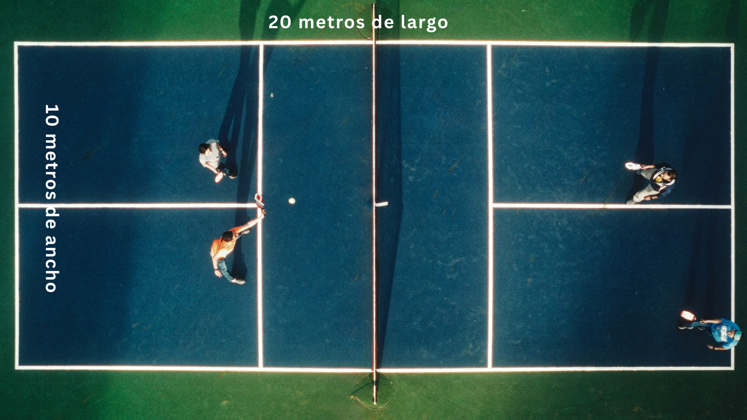 Vista aérea de personas jugando al voleibol en pistas azules contiguas, separadas por redes.