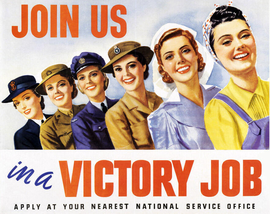 Cartel vintage titulado «Únete a nosotros en un trabajo por la victoria», en el que aparecen seis mujeres sonrientes con uniformes de guerra, que invitan a los espectadores a postularse para el servicio nacional.