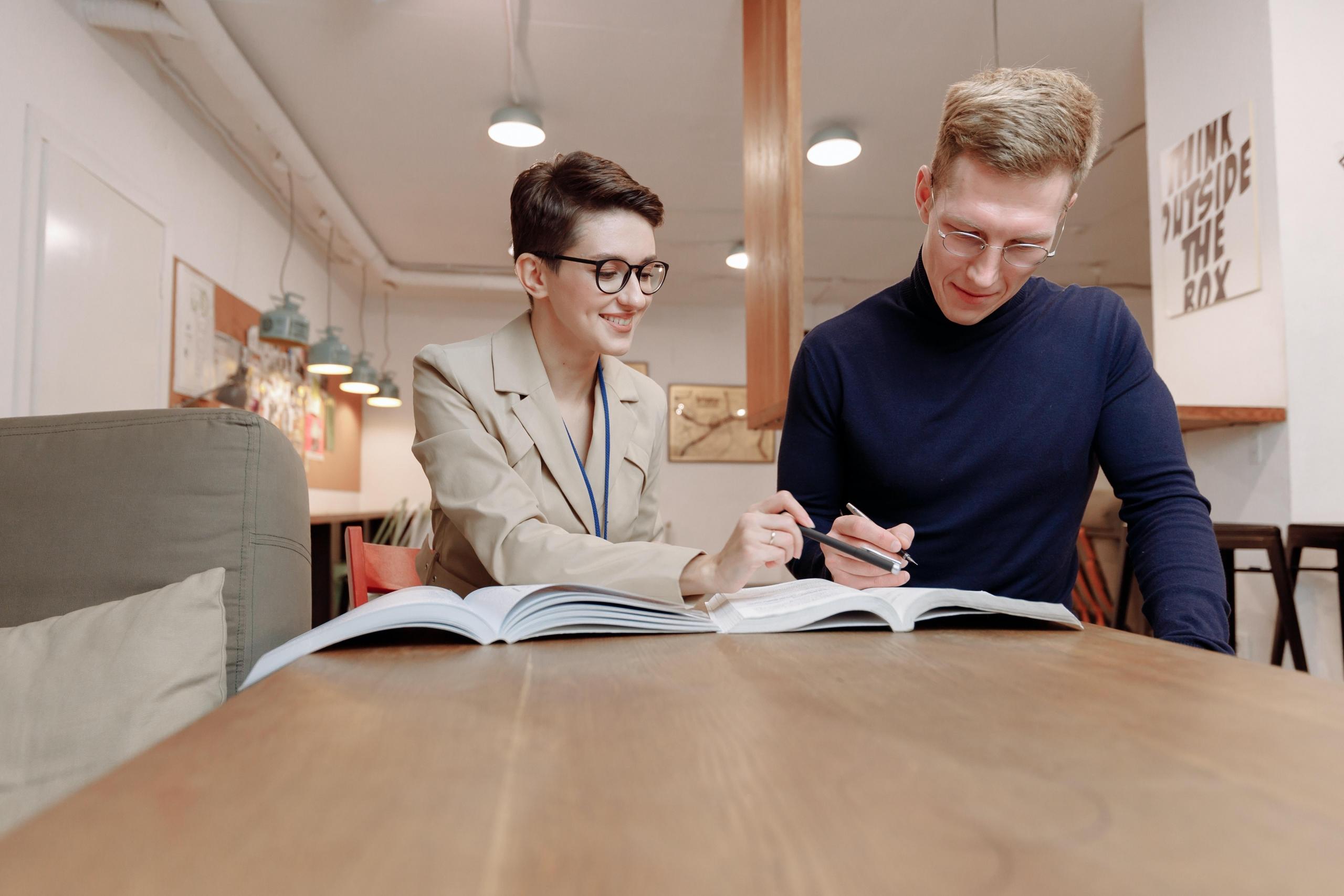 Nainen opettaa miehelle englantia.