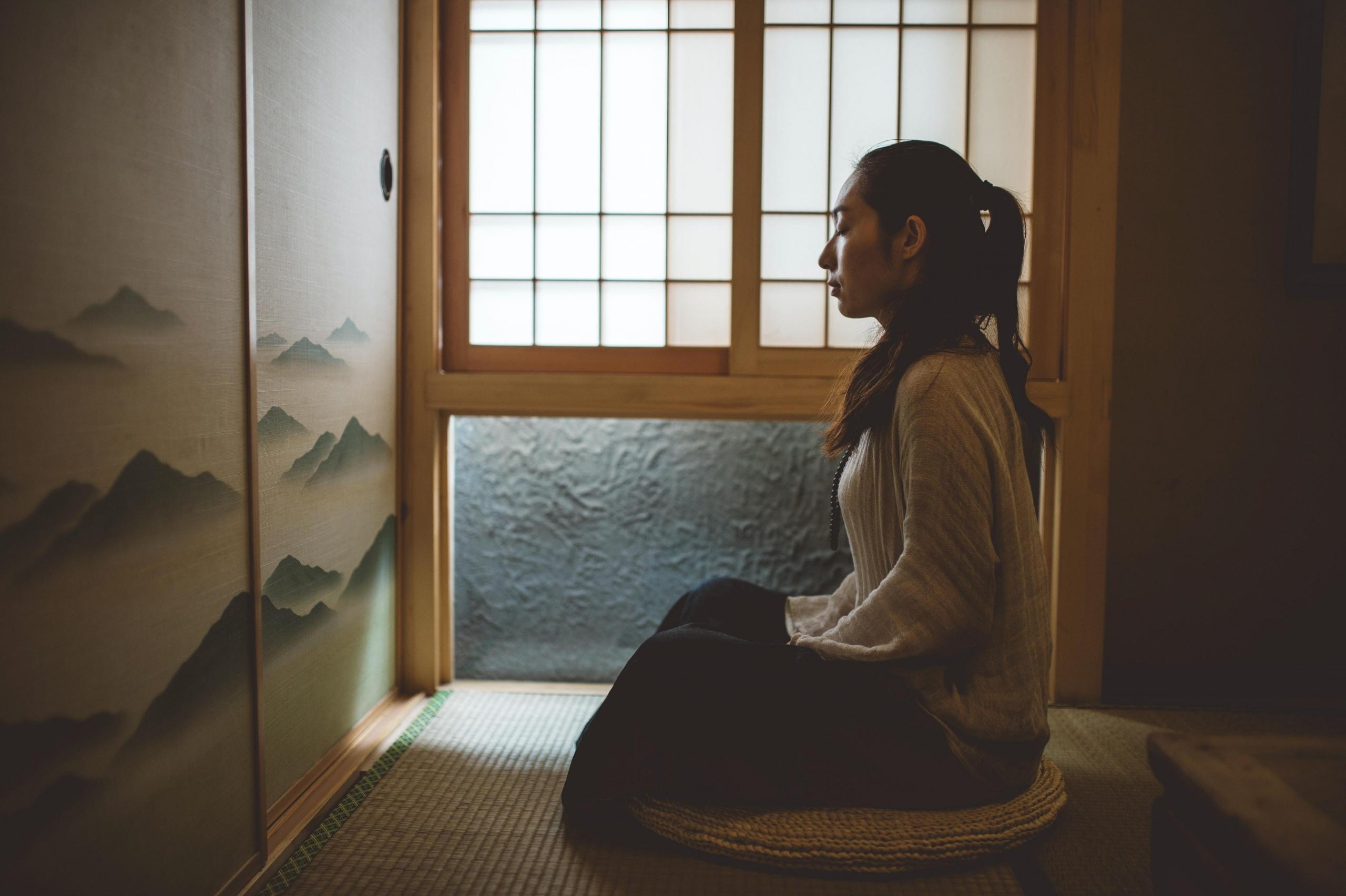 Meditaatio on tärkeä osa joogaa.
