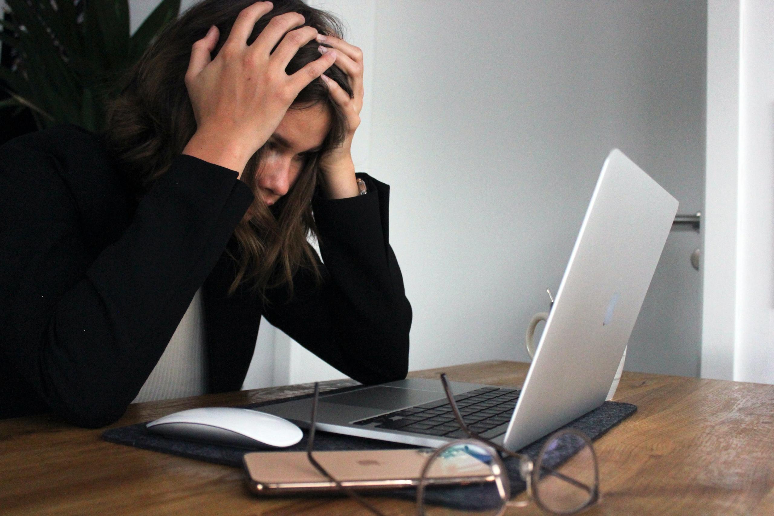 Stressaantunut nainen tietokoneella