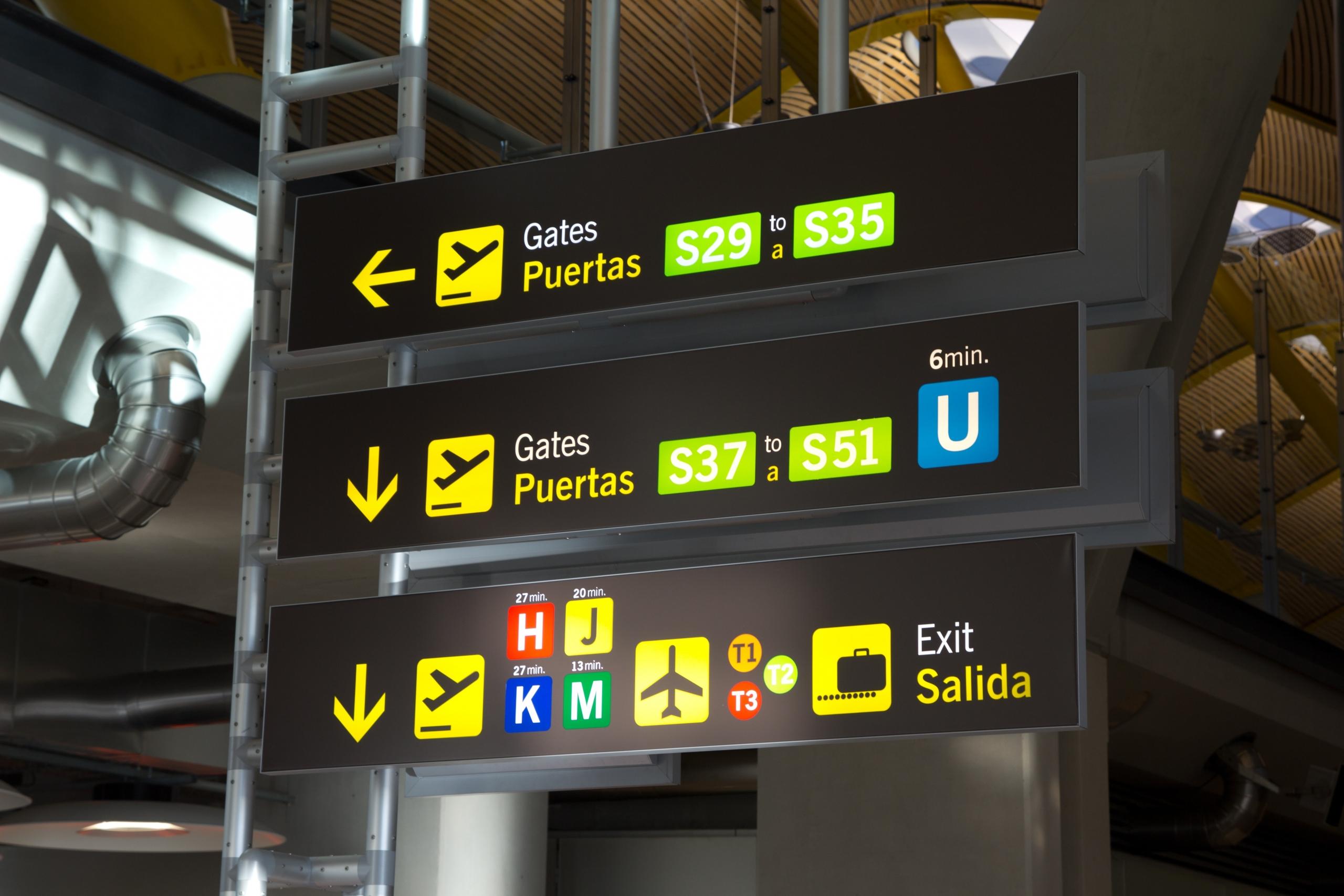 Espanjankielisiä kylttejä lentokentällä