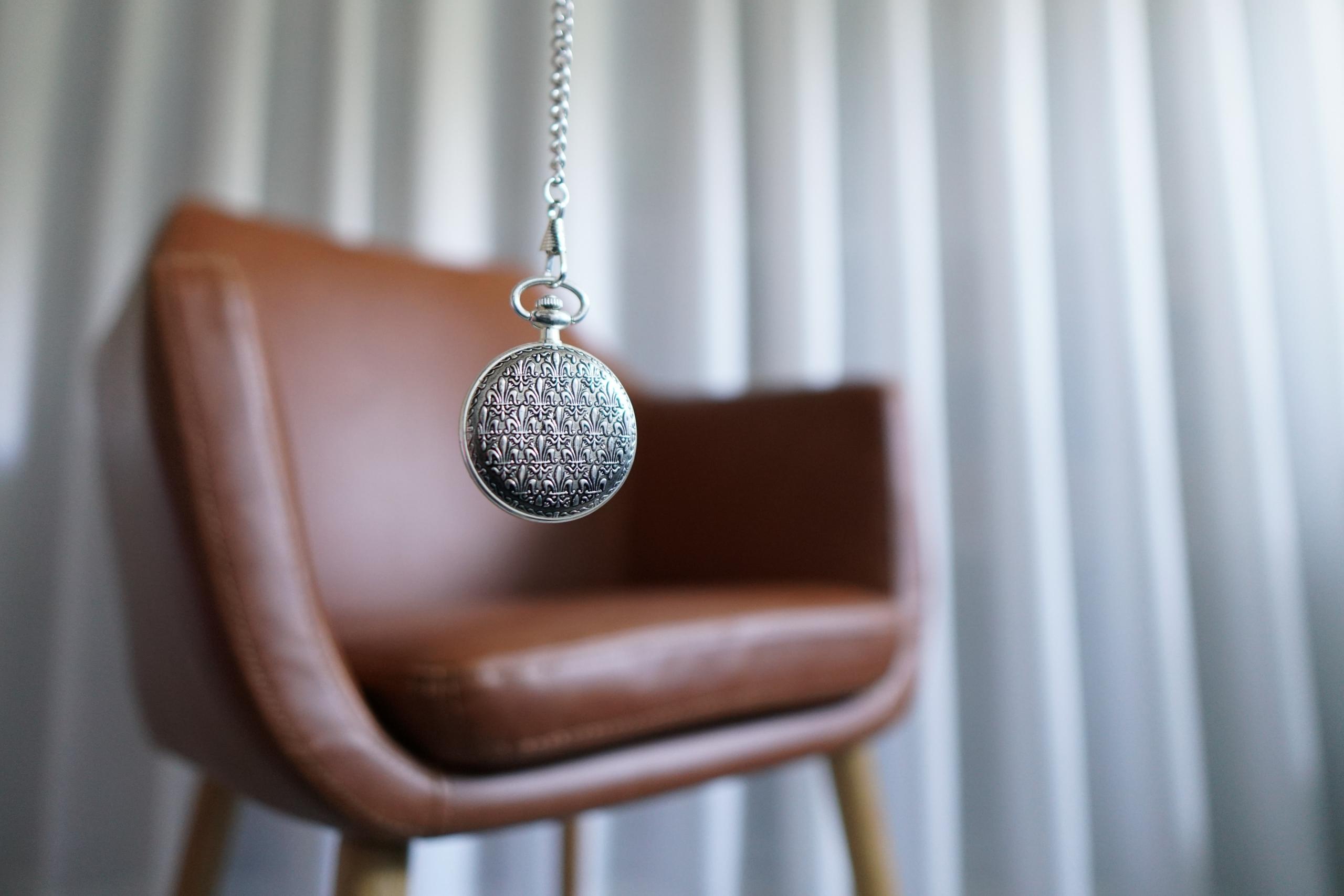 Nahkatuoli ja medaljonki