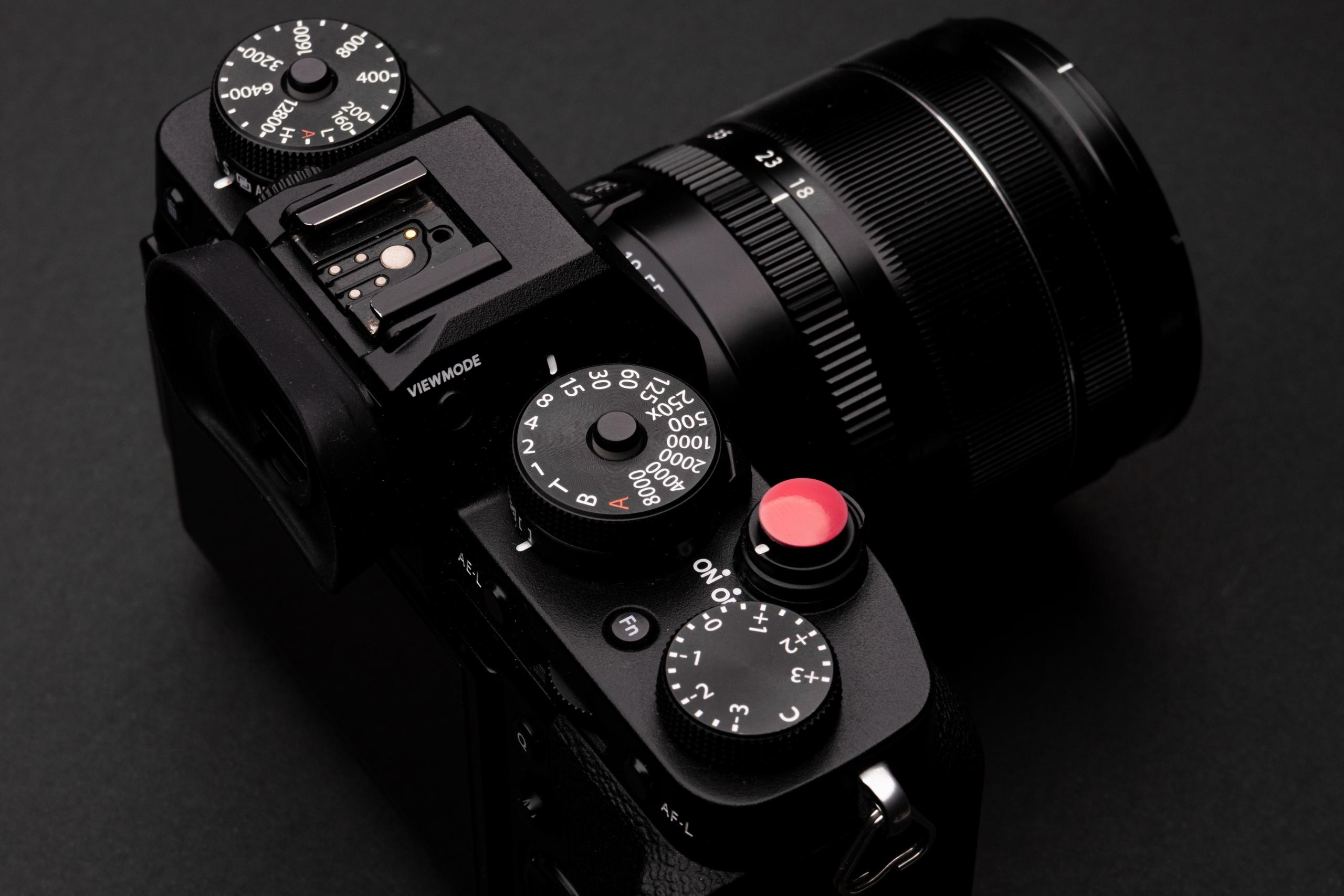 Musta järjestelmäkamera yläviistosta kuvattuna.