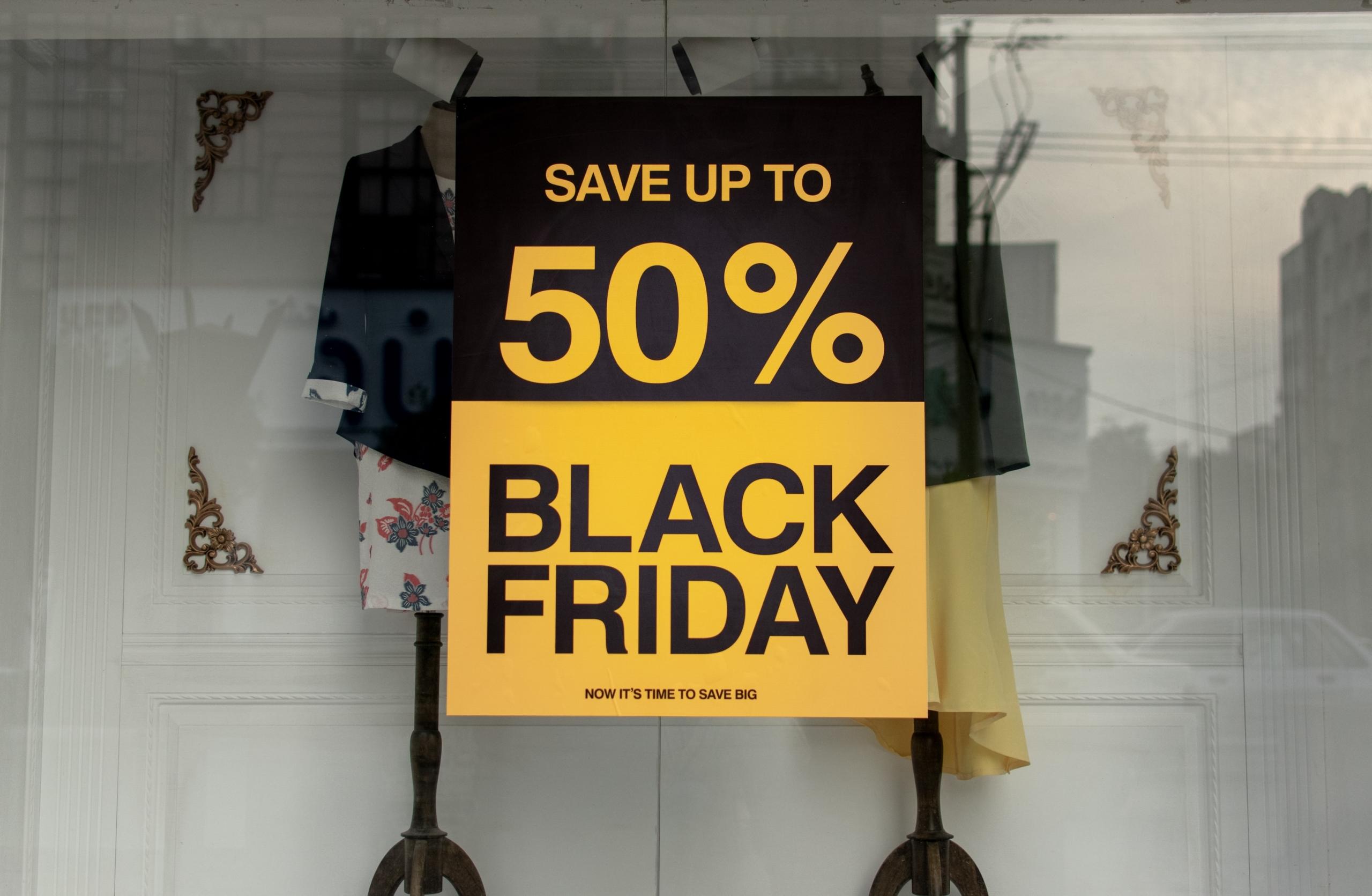Black friday -mainos vaateliikkeen ikkunassa.