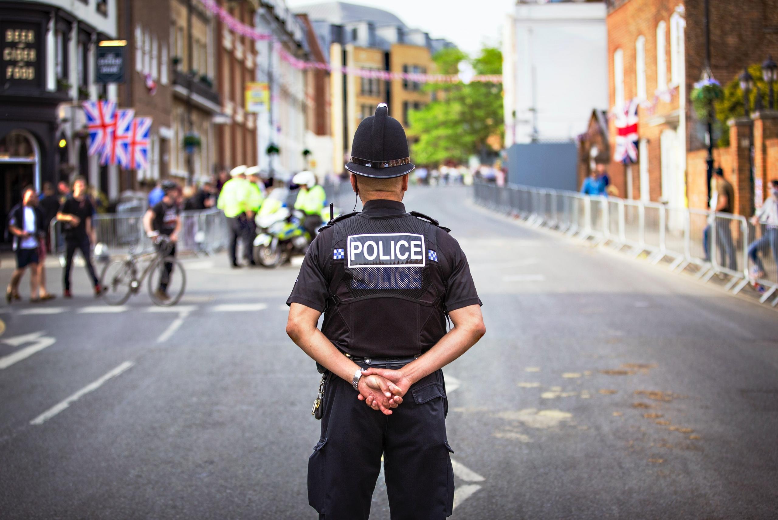 Poliisi takaa päin kuvattuna.