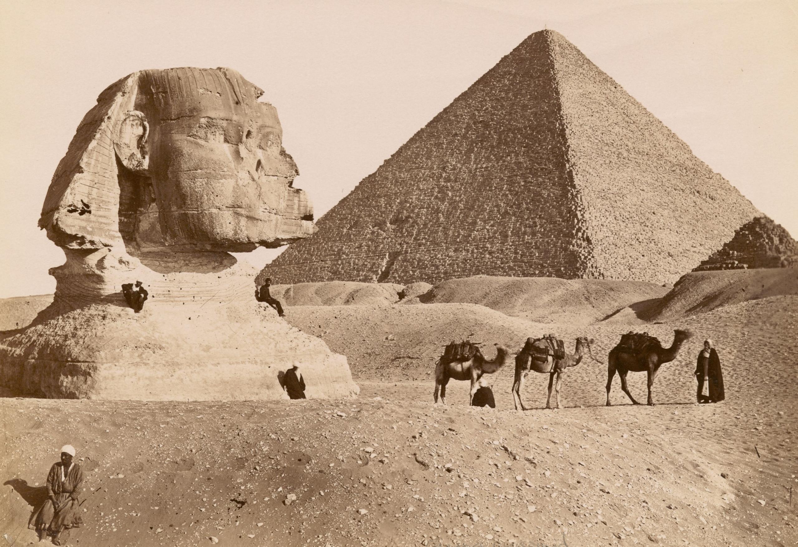 Sfinxi ja pyramidi