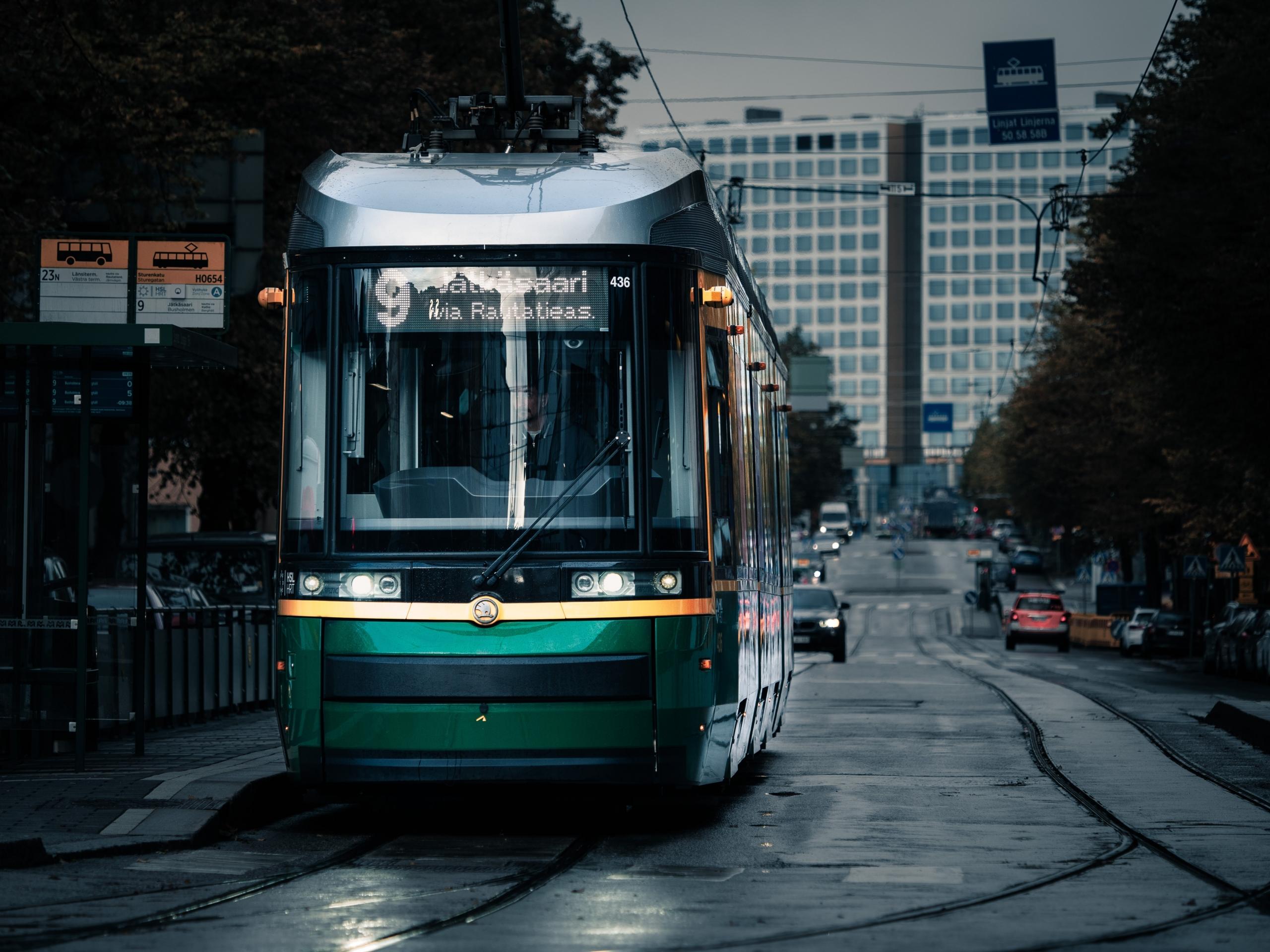raitiovaunu Helsingin keskustassa