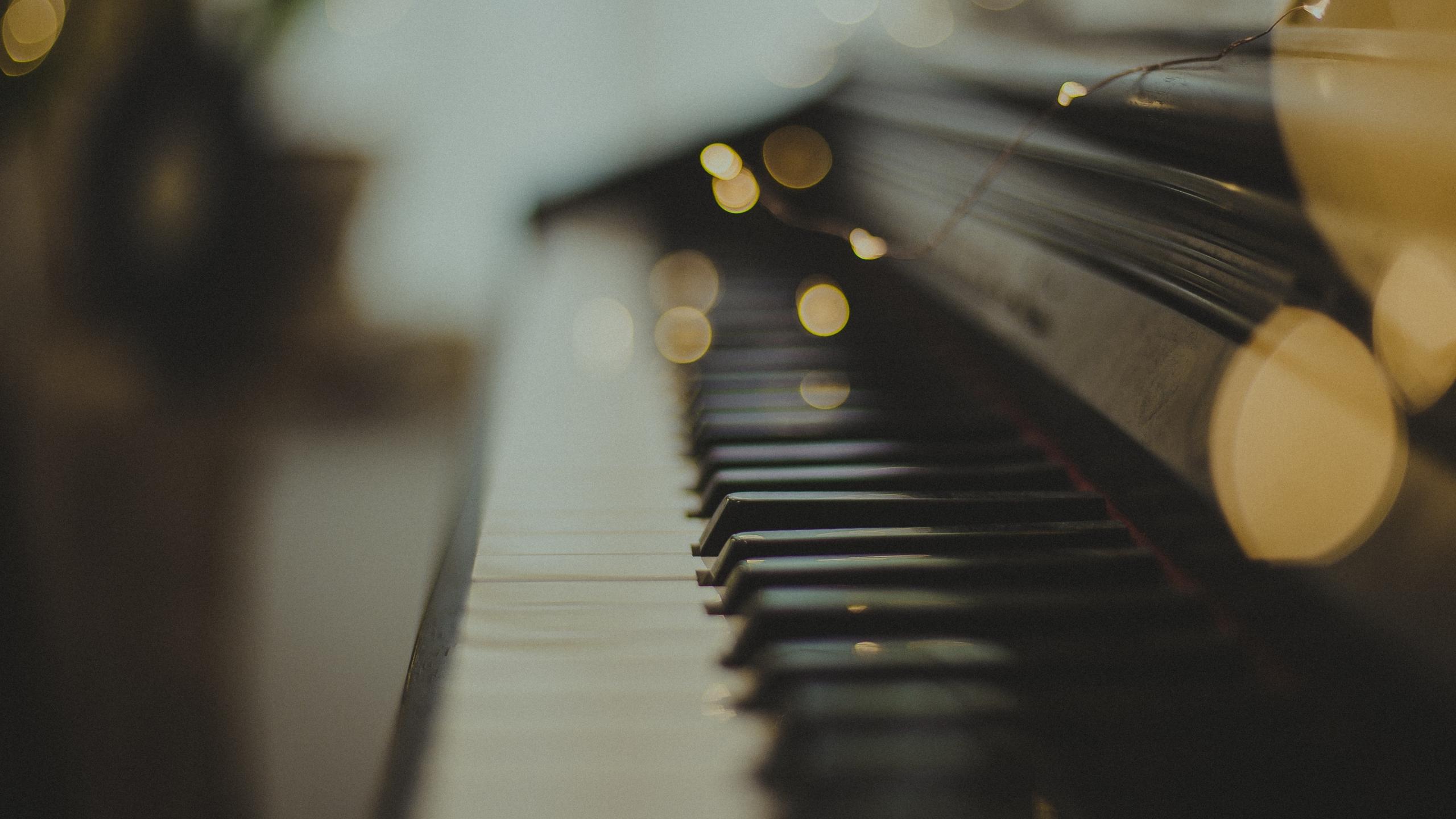 Piano ja taianomaiset valot