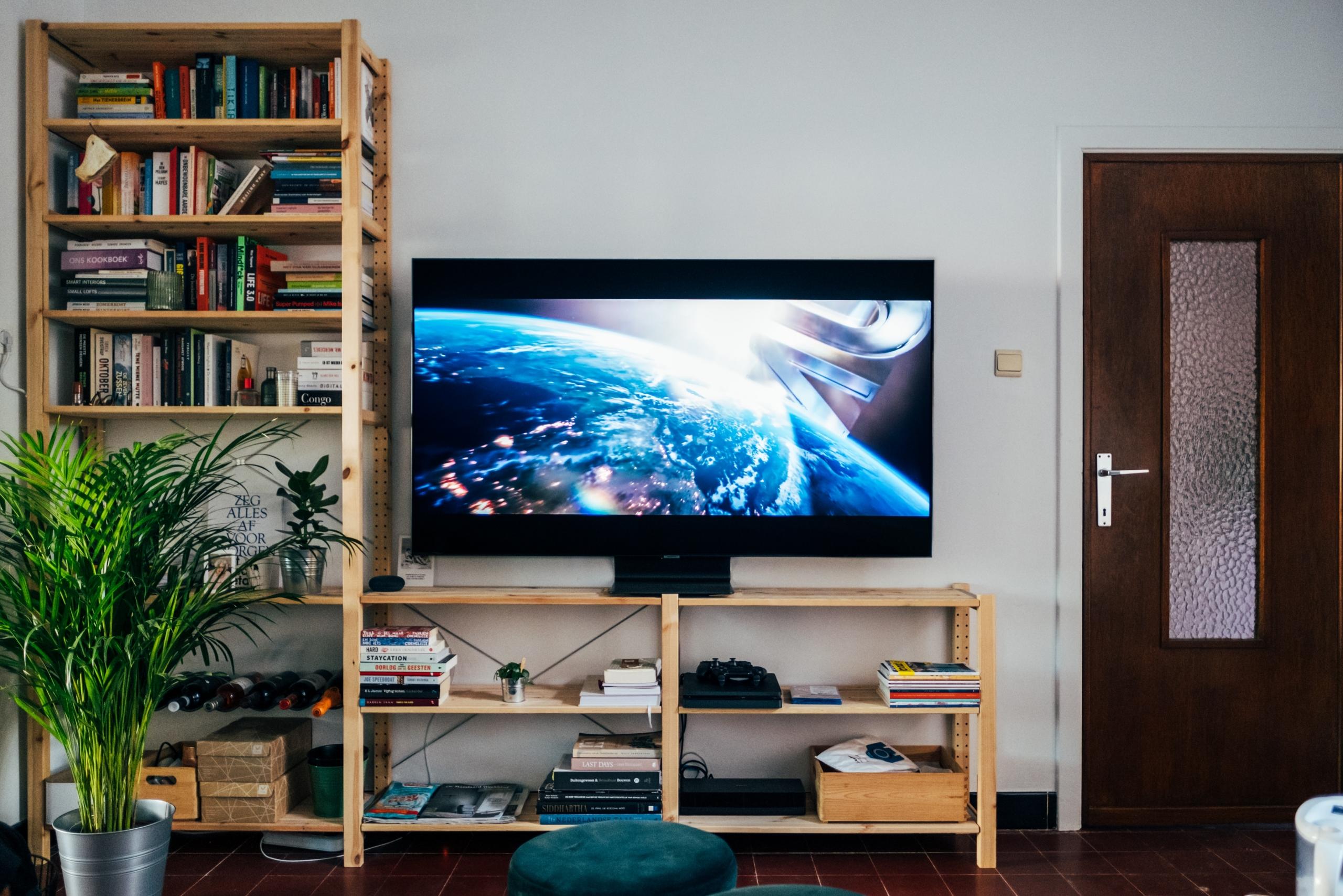 Auki oleva televisio seisoo tv-tason päällä.