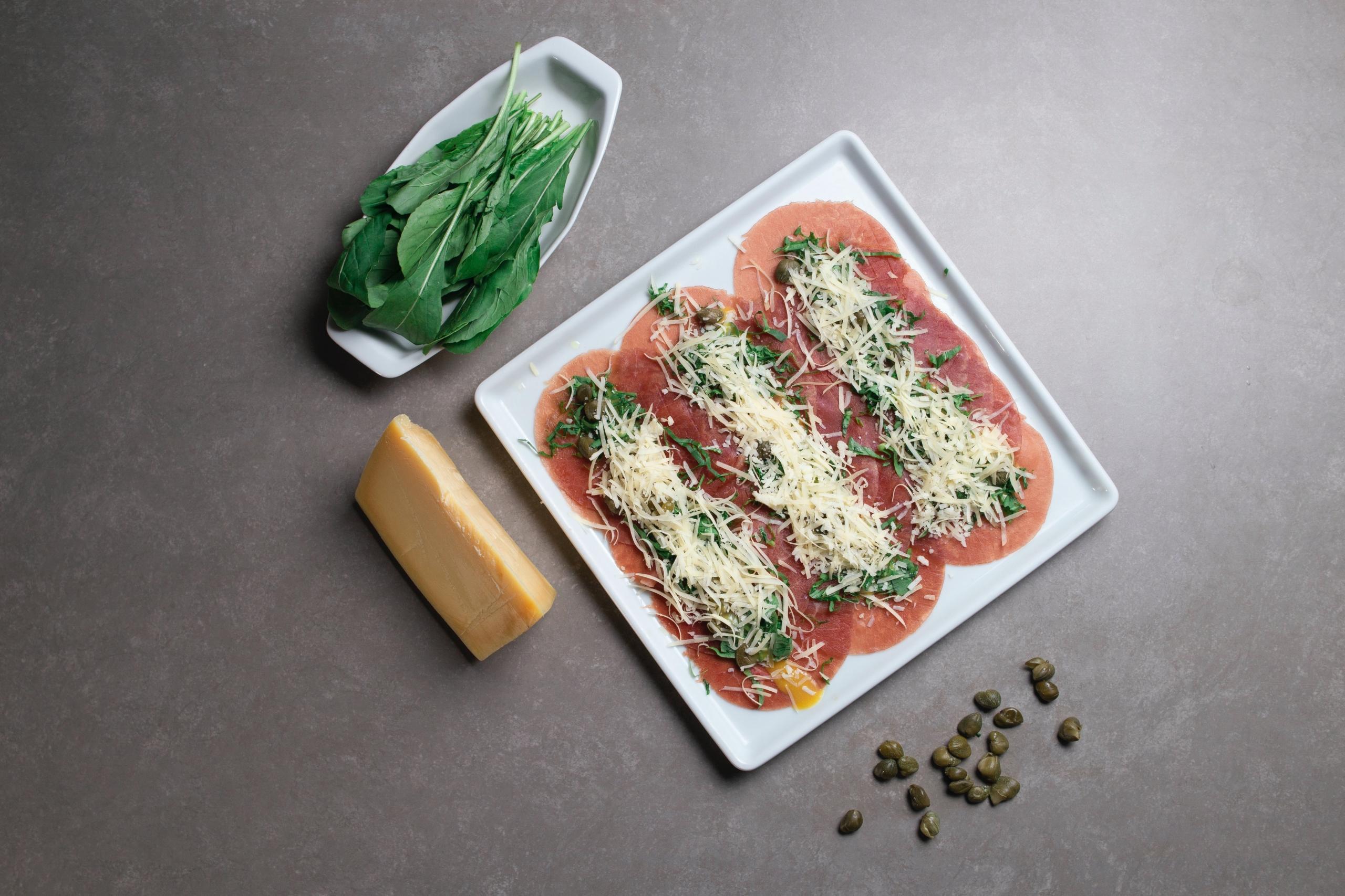 Carpaccio-alkupala lautasella