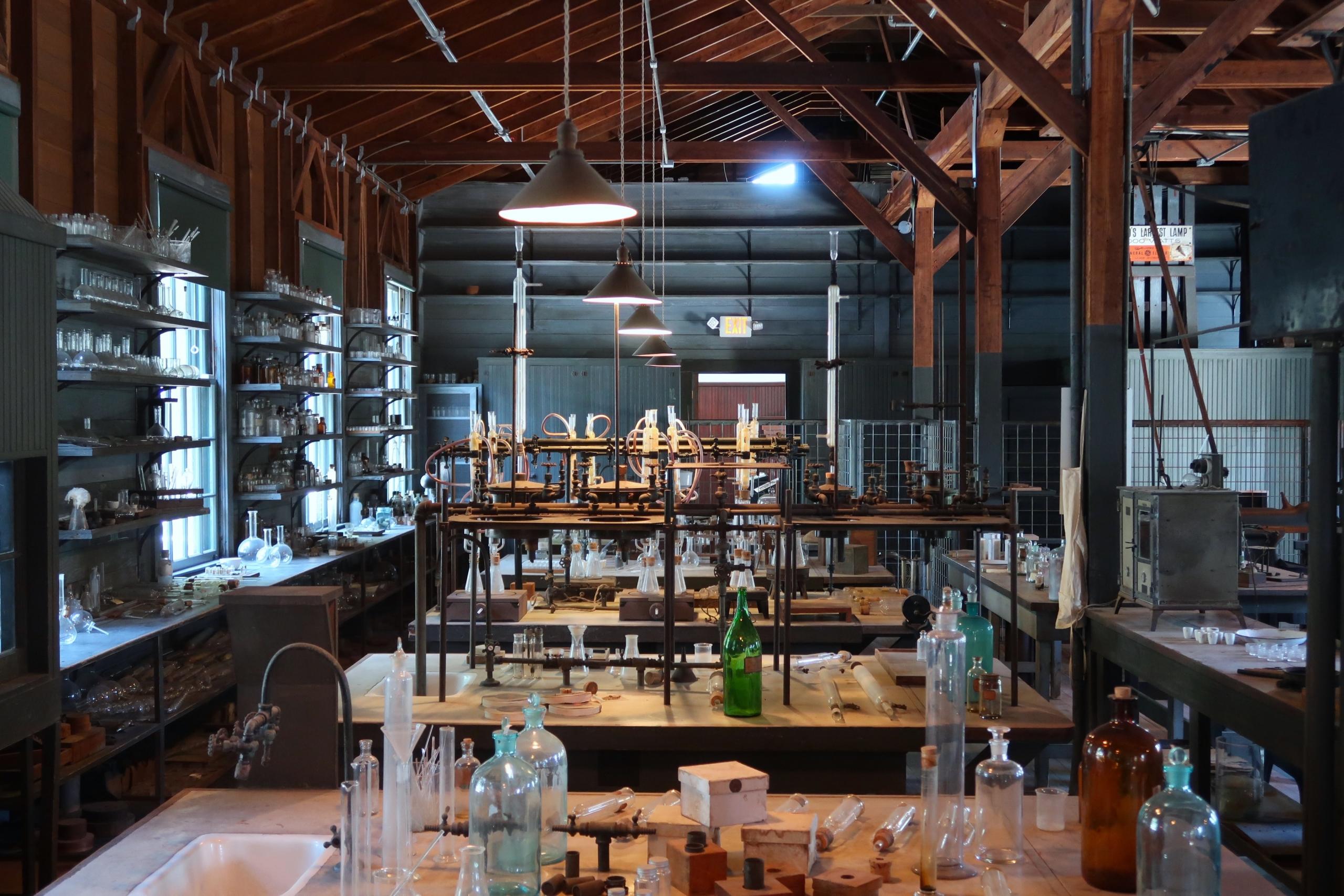 Laboratorio täynnä kemiallisia välineitä
