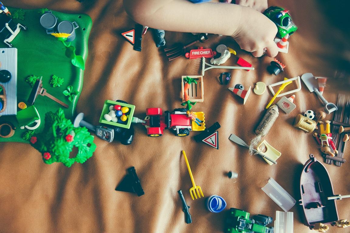 Lego-setti ruskealla taustalla