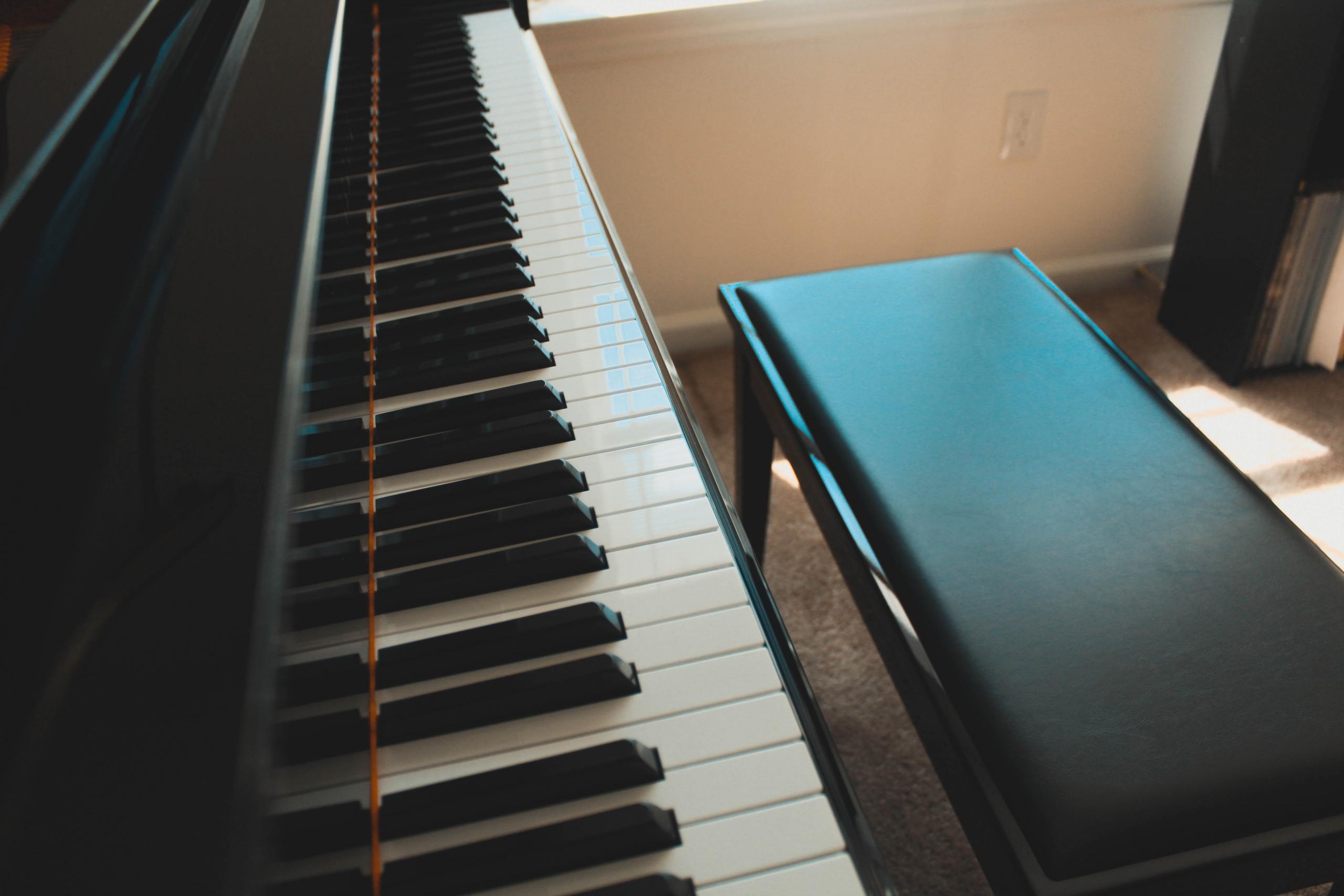 Akustinen piano ja pianonpenkki