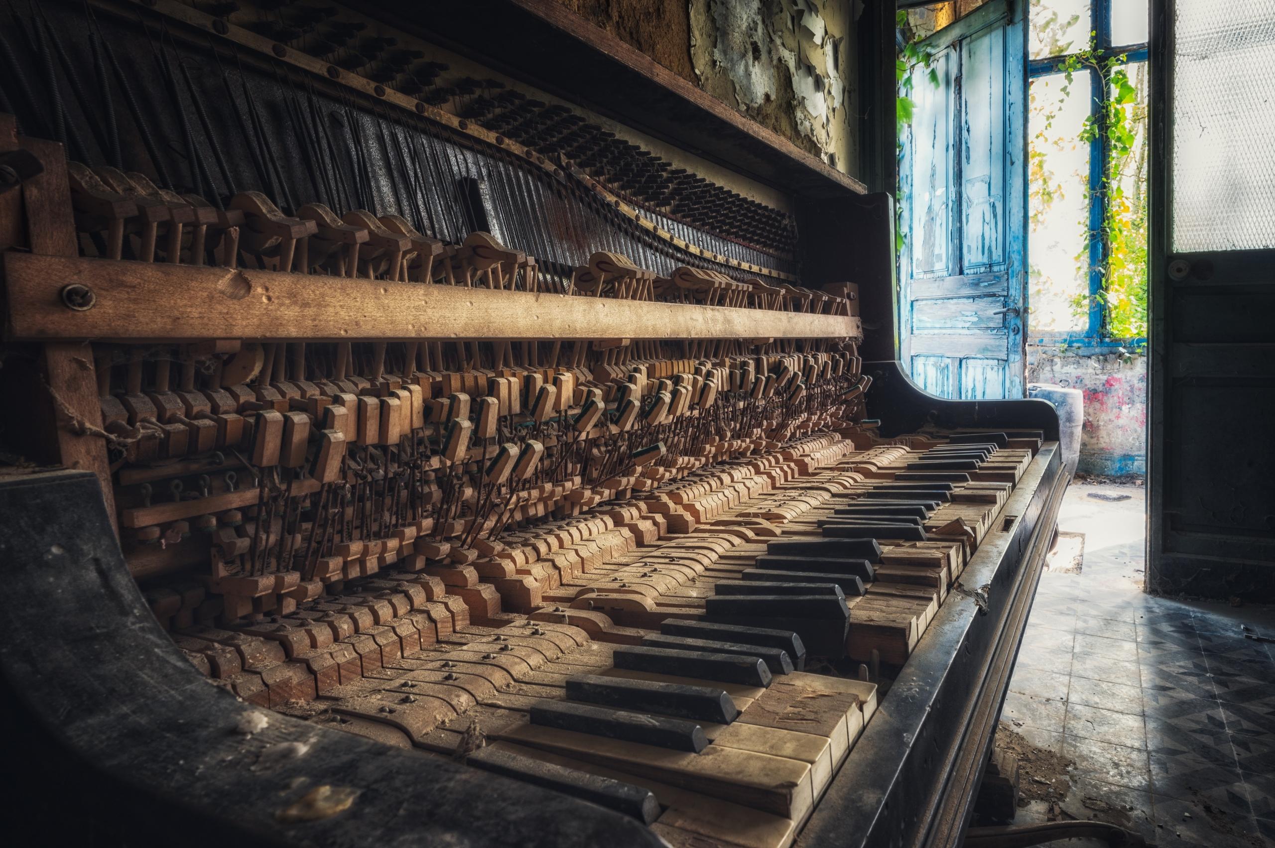 Vanha, kulunut piano