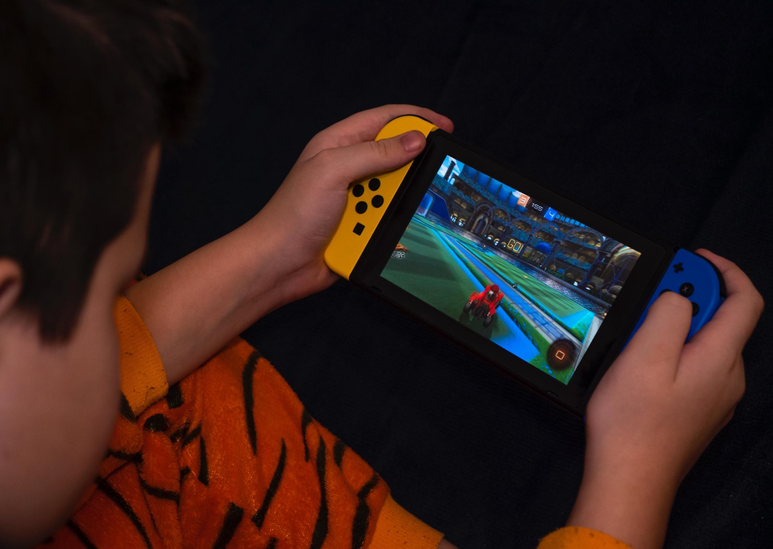 Lapsi pelaamassa Rocket League -peliä Nintendo Switchillä