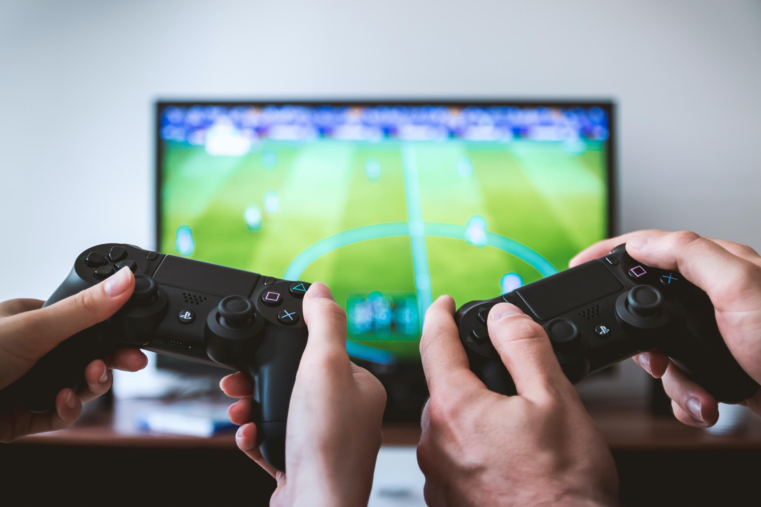 Playstation-ohjaimet television edessä