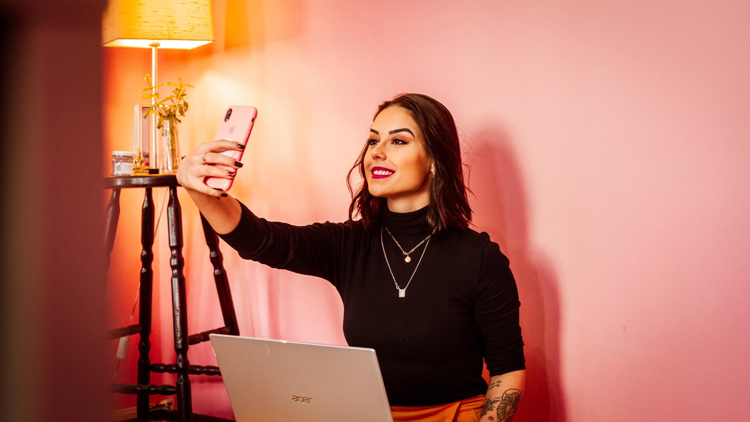 Nainen ottamassa selfietä