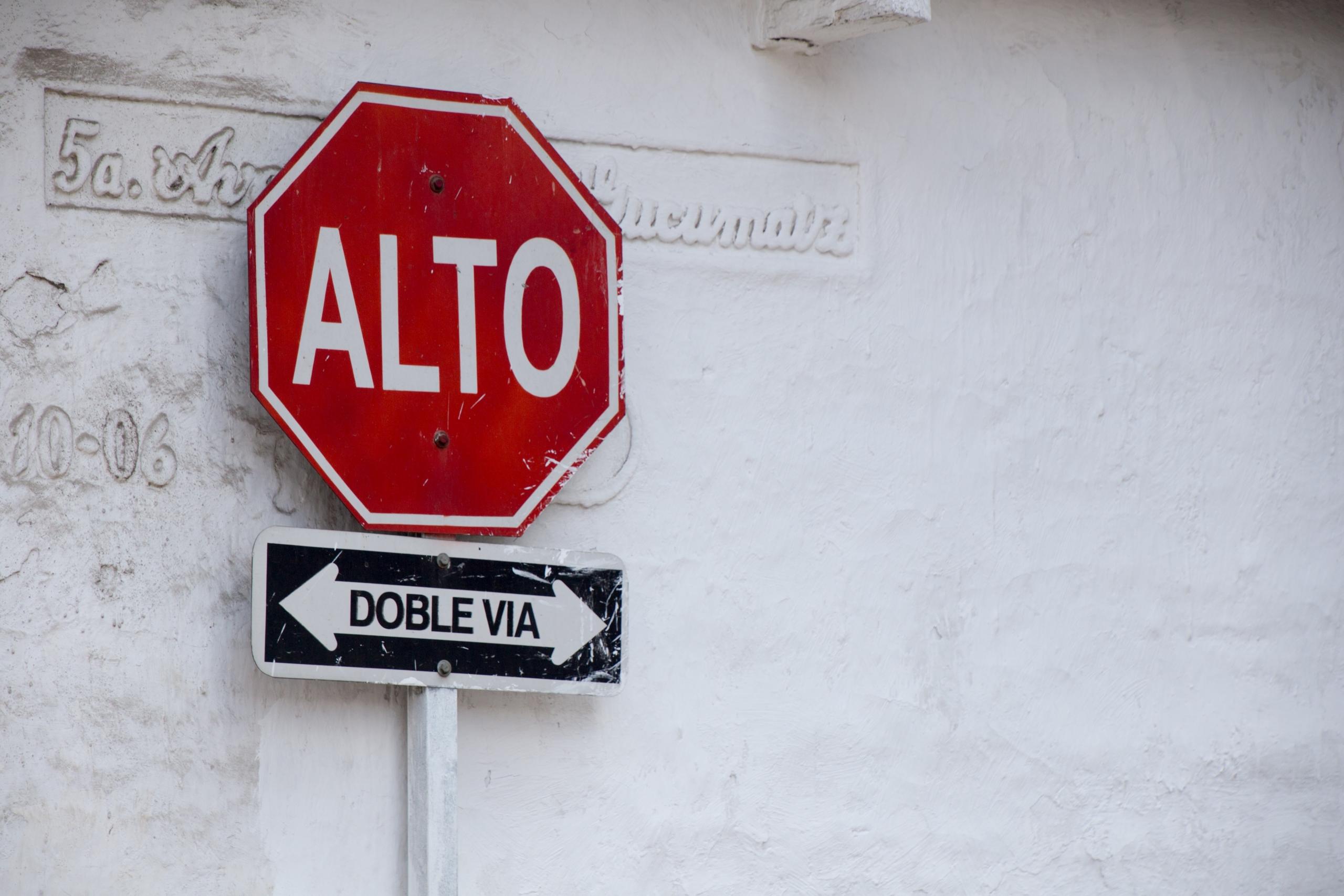 Seis -kyltti espanjan kielellä