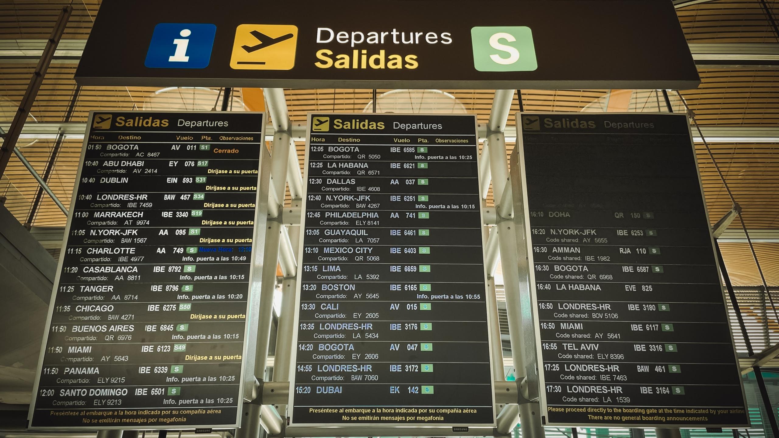 Lähtevien lentojen taulu Espanjassa