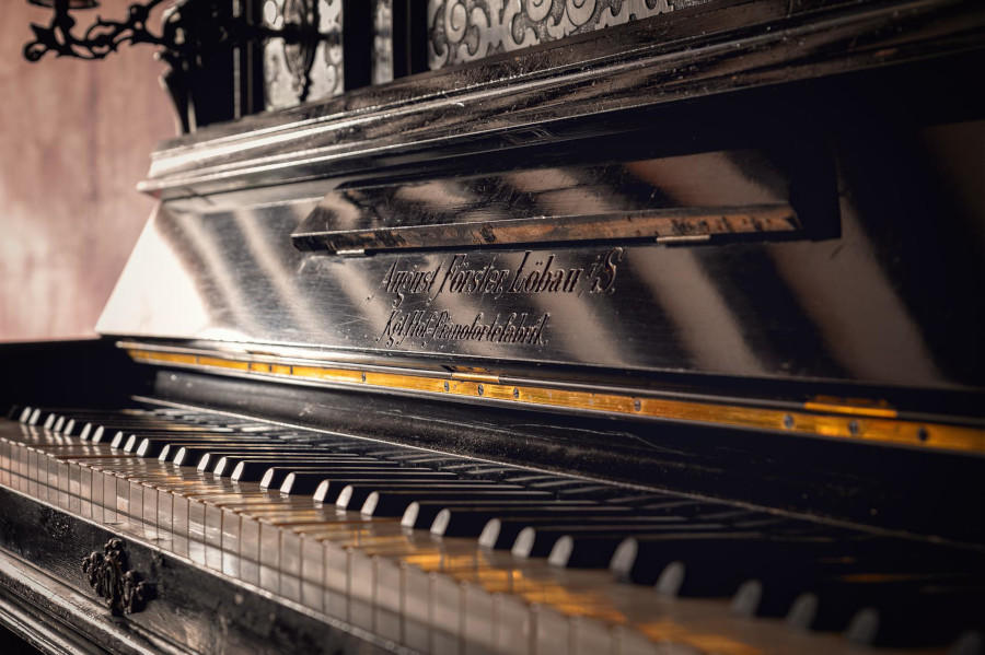Läheltä kuvattu vanha tummanpuhuva piano