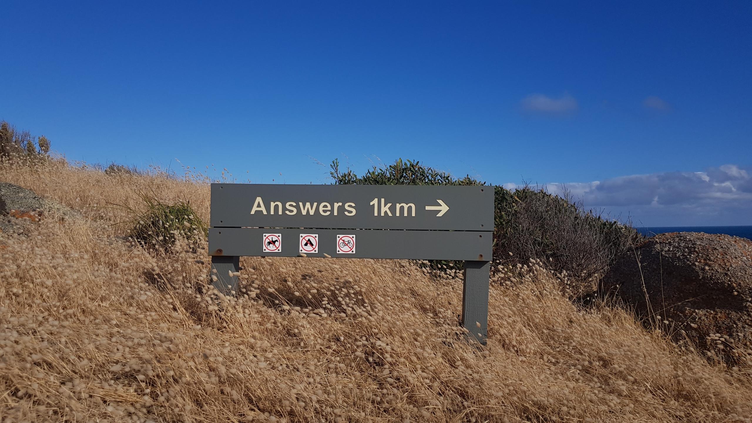 Answers 1km -teksti kyltissä