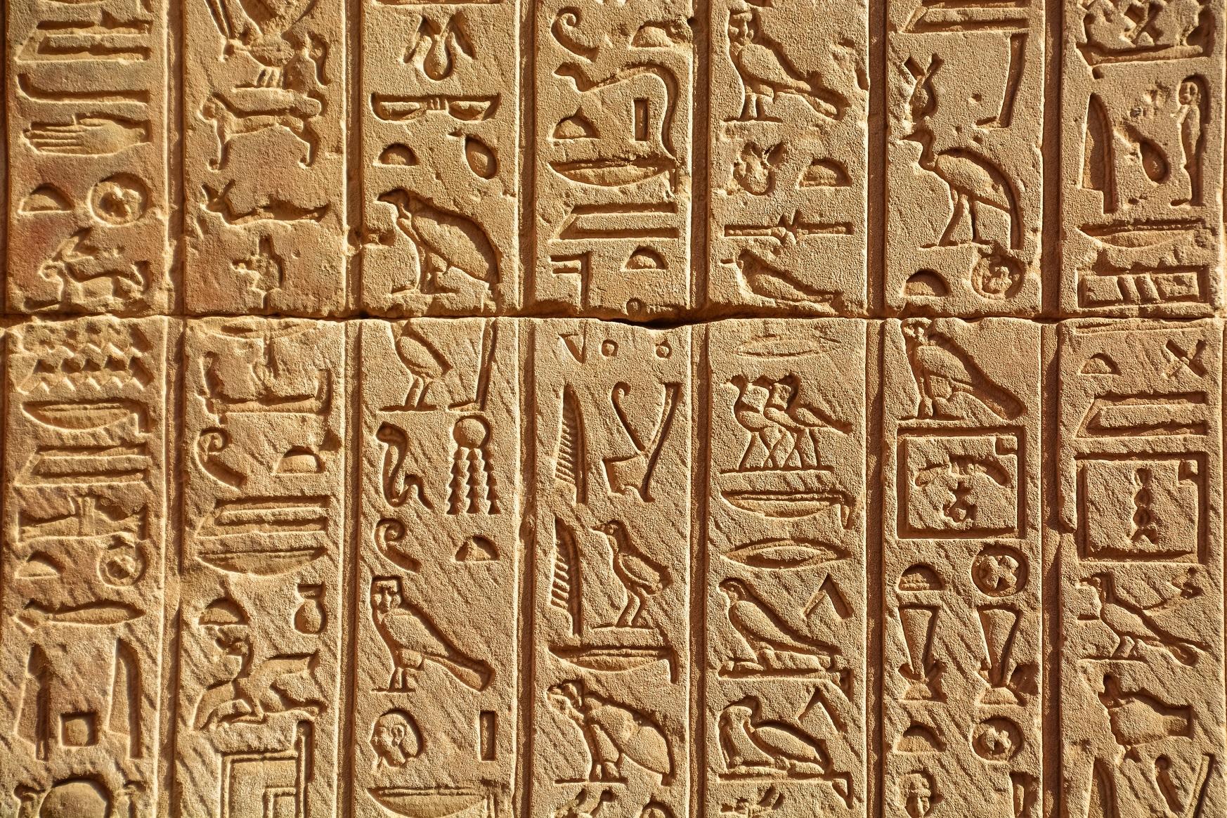 Hieroglyfejä laatoissa