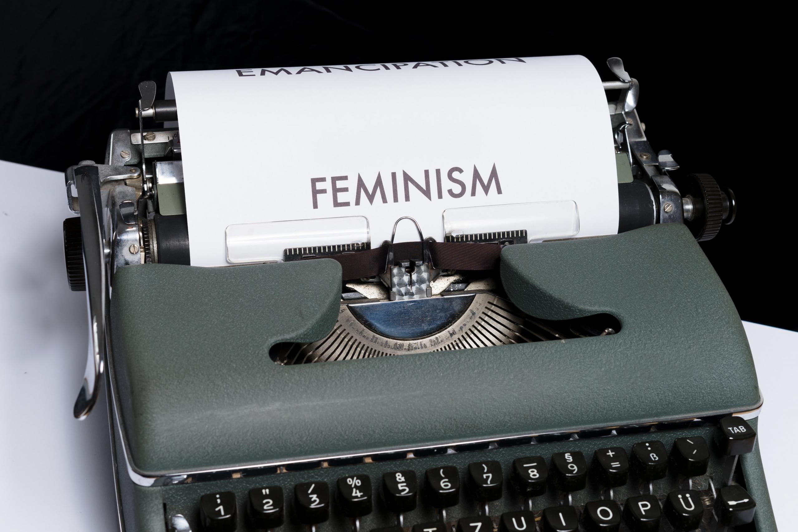 Kirjoituskoneen paperi, jossa lukee "feminism"