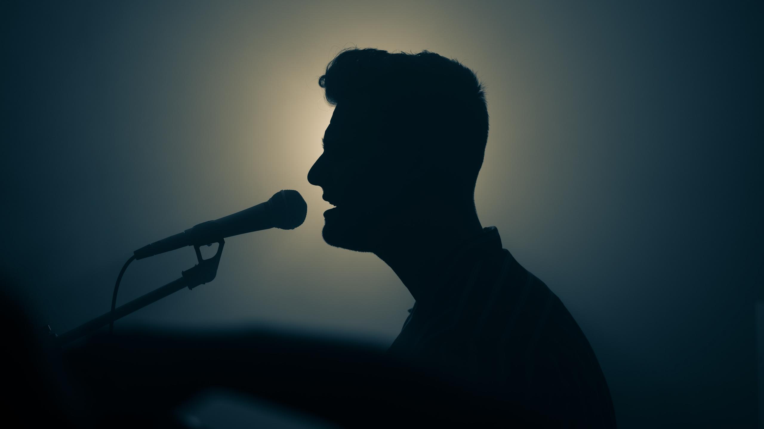 Mies laulukonsertissa