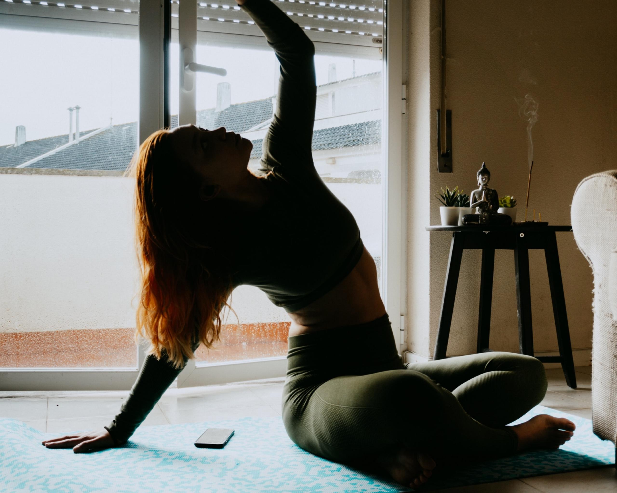 Nainen ja pilates kotona