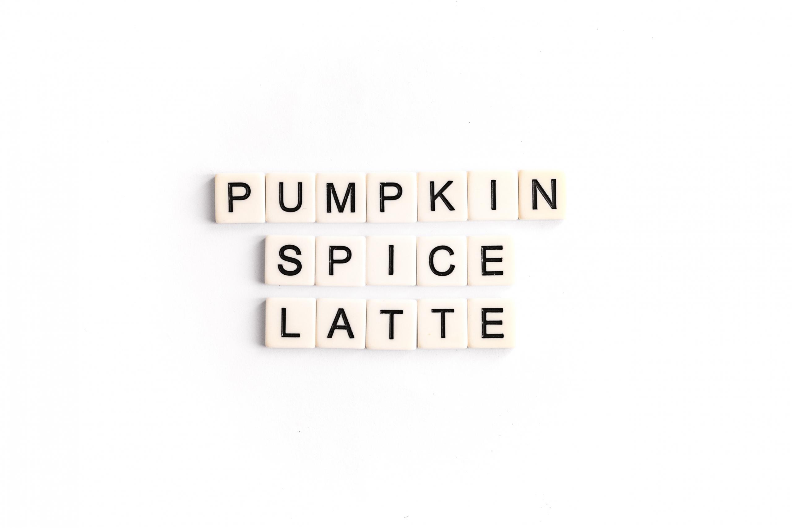 Pumpkin spice latte kirjainlaatoilla
